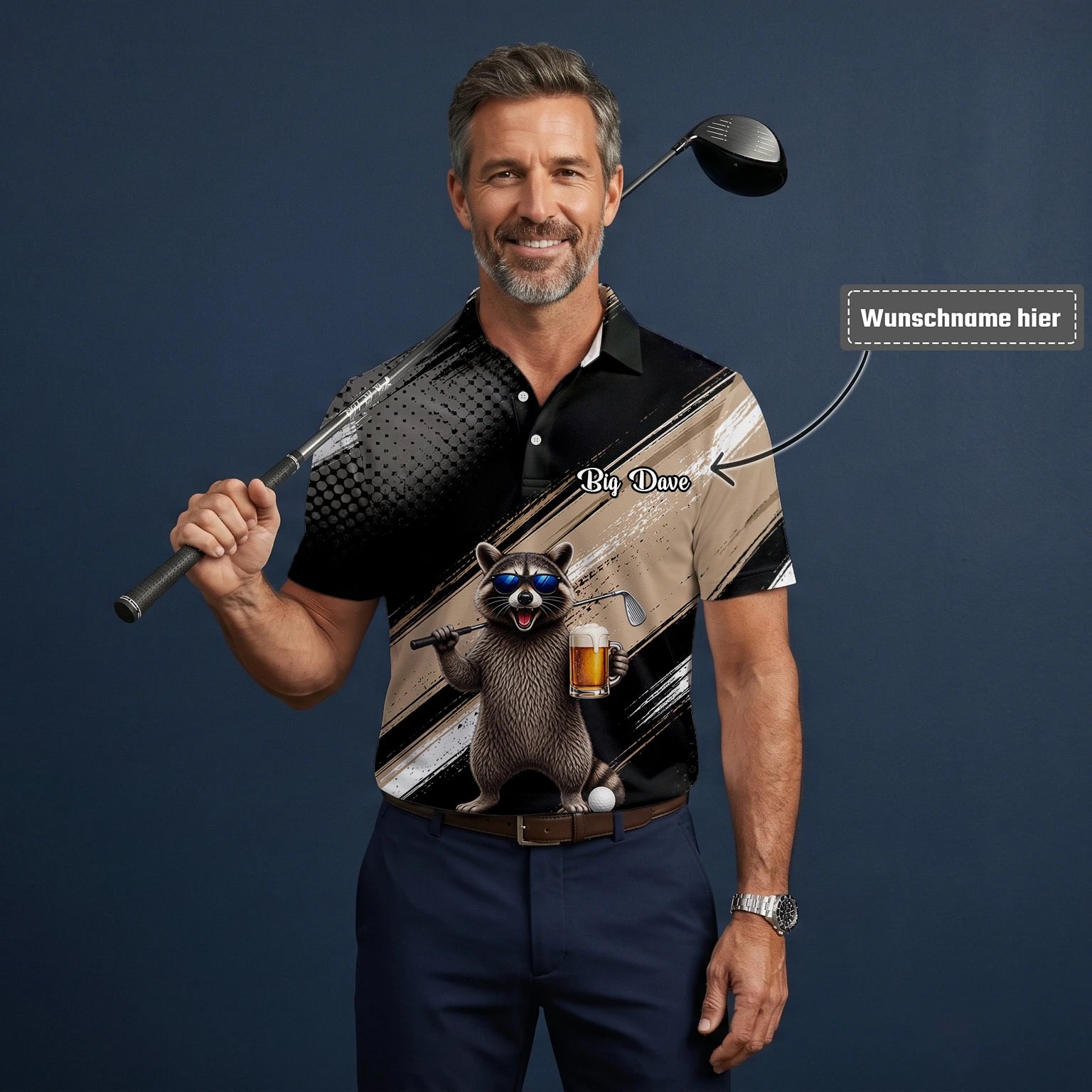 Personalisiertes Golf Poloshirt Schwarz Beiges Waschbär Bier Golfer Cartoon Design für Herren K7921