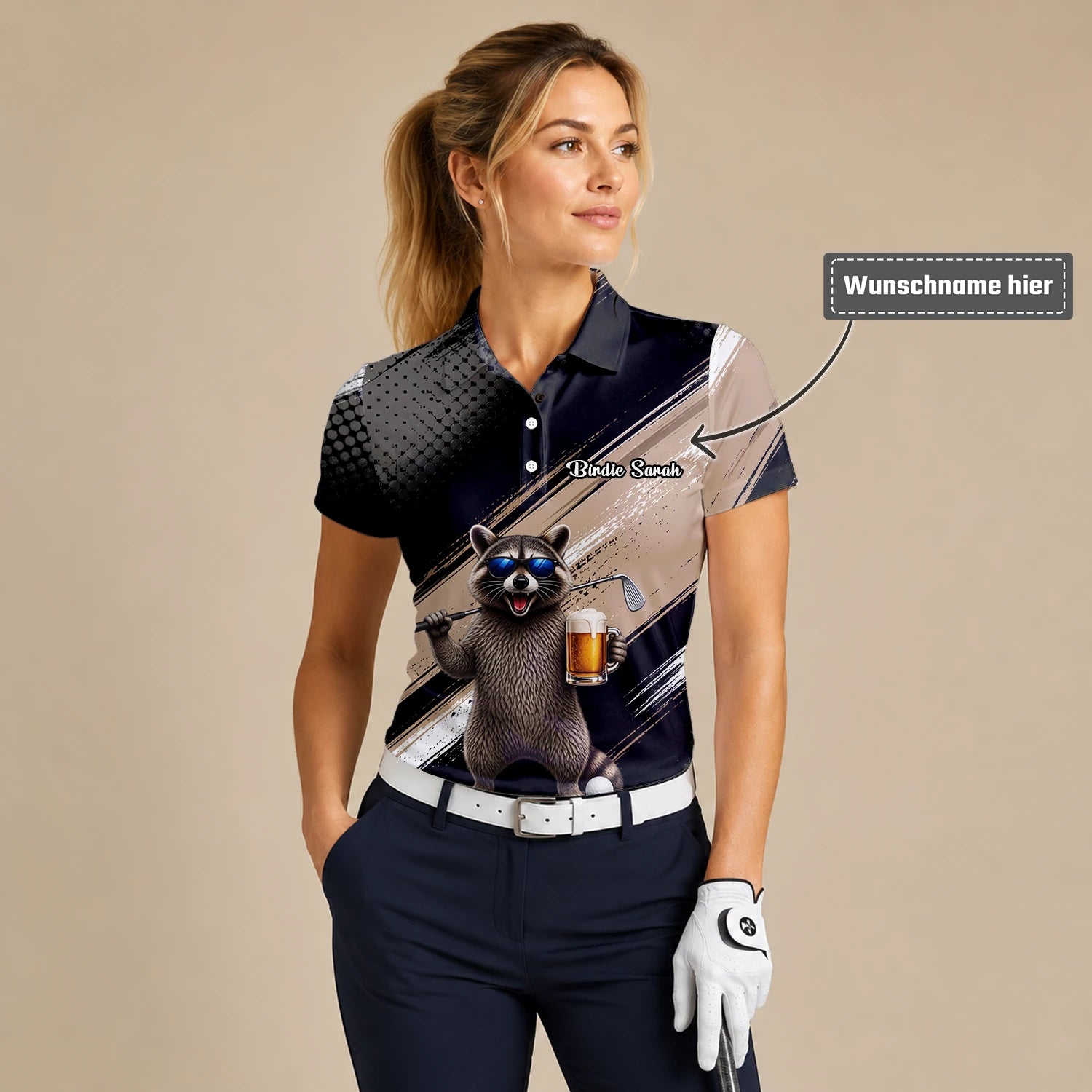 Personalisiertes Golf Poloshirt Schwarz Beiges Waschbär Bier Golfer Cartoon Design für Damen K7921