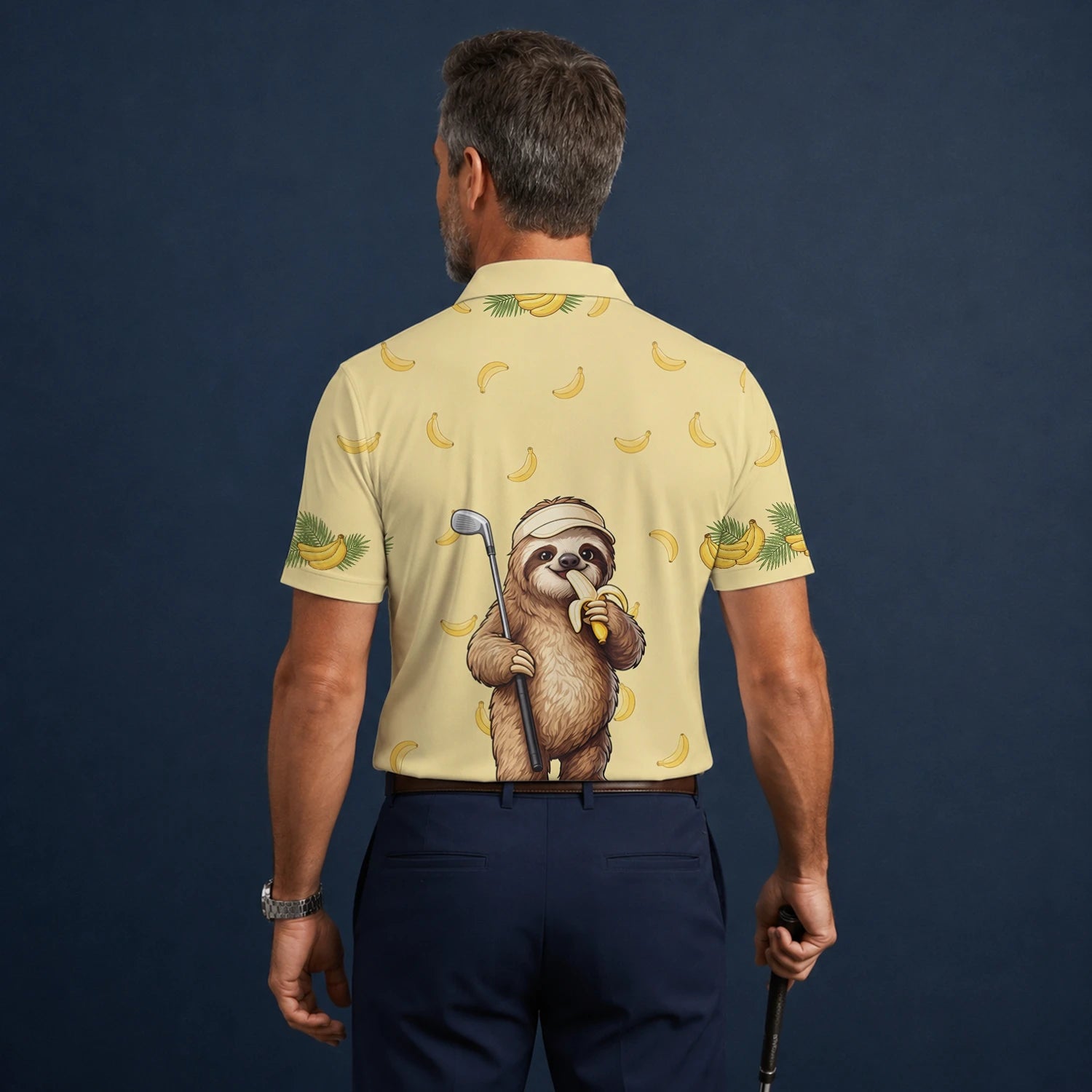 Personalisiertes Golf Poloshirt Hellgelbes Faultier Banane Golfer Cartoon Design für Herren G3327
