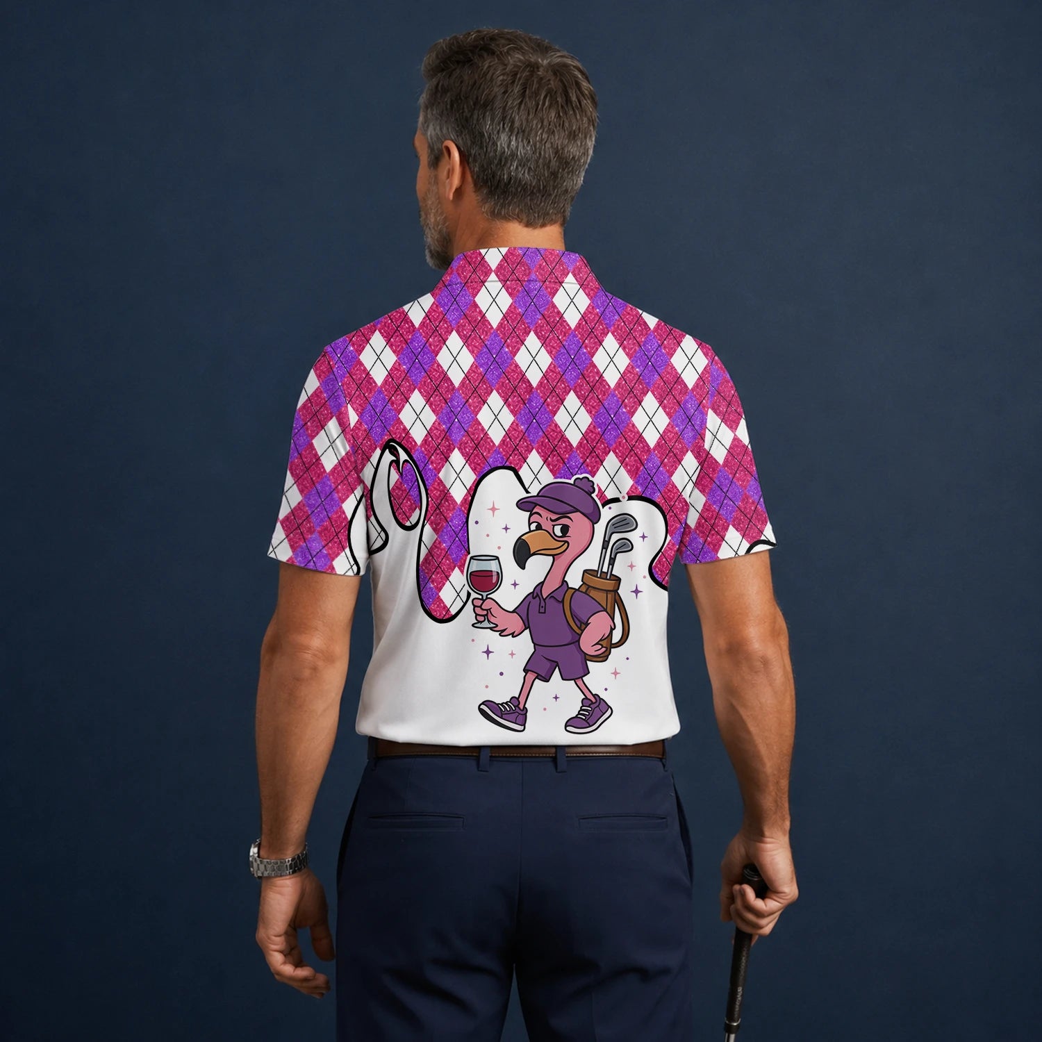 Personalisiertes Golf Poloshirt Pink Lila Rauten Strauß Golfer Cartoon Design für Herren D7000