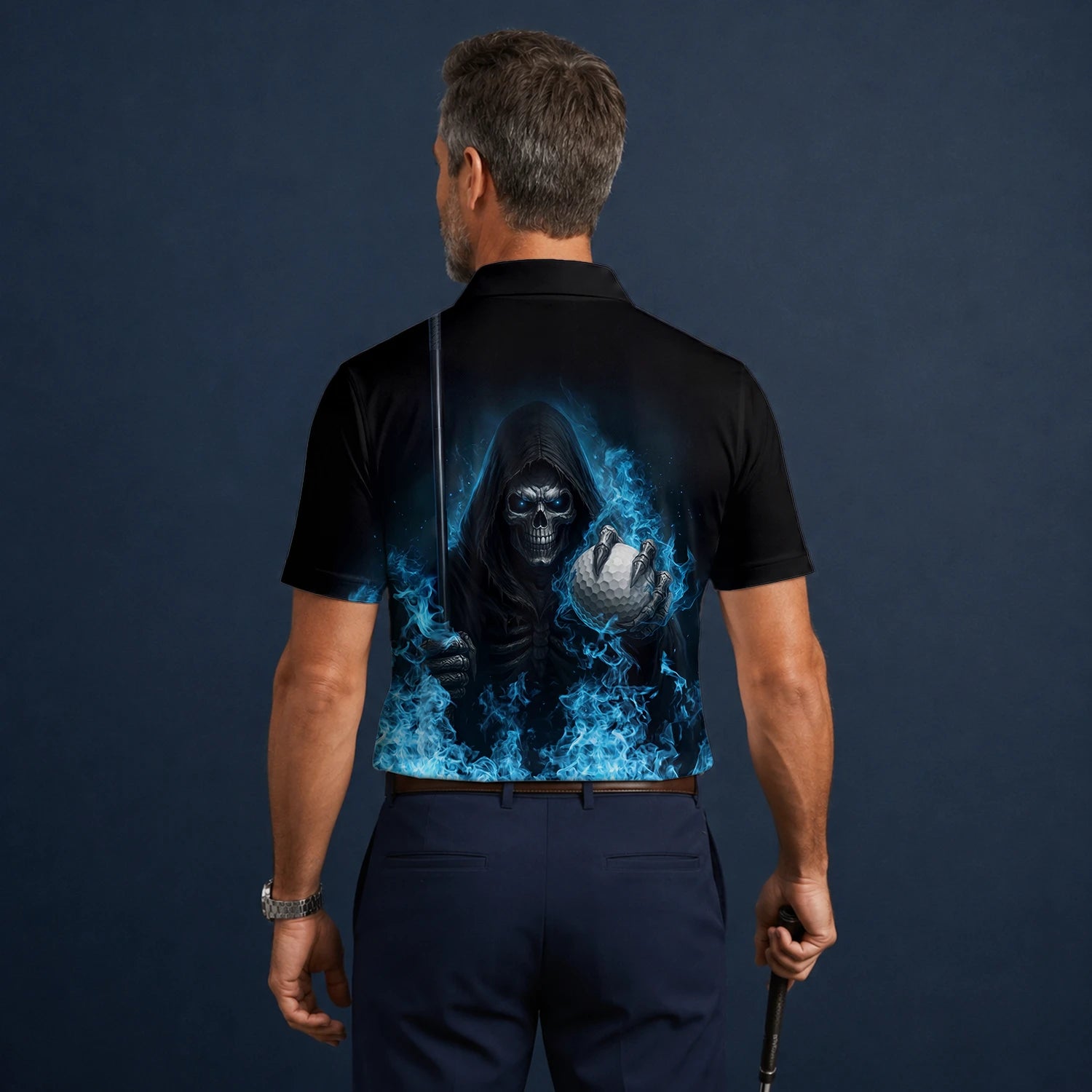 Personalisiertes Golf Poloshirt Schwarz Blaues Totenkopf Golfball Blitz Design für Herren N0793