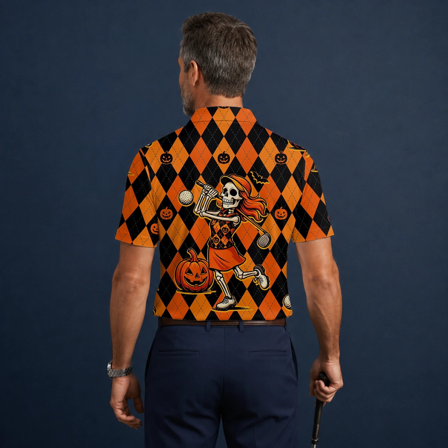 Personalisiertes Golf Poloshirt Orange Schwarzes Halloween Skelett Golfer Kürbis Rauten Design für Herren Z9562