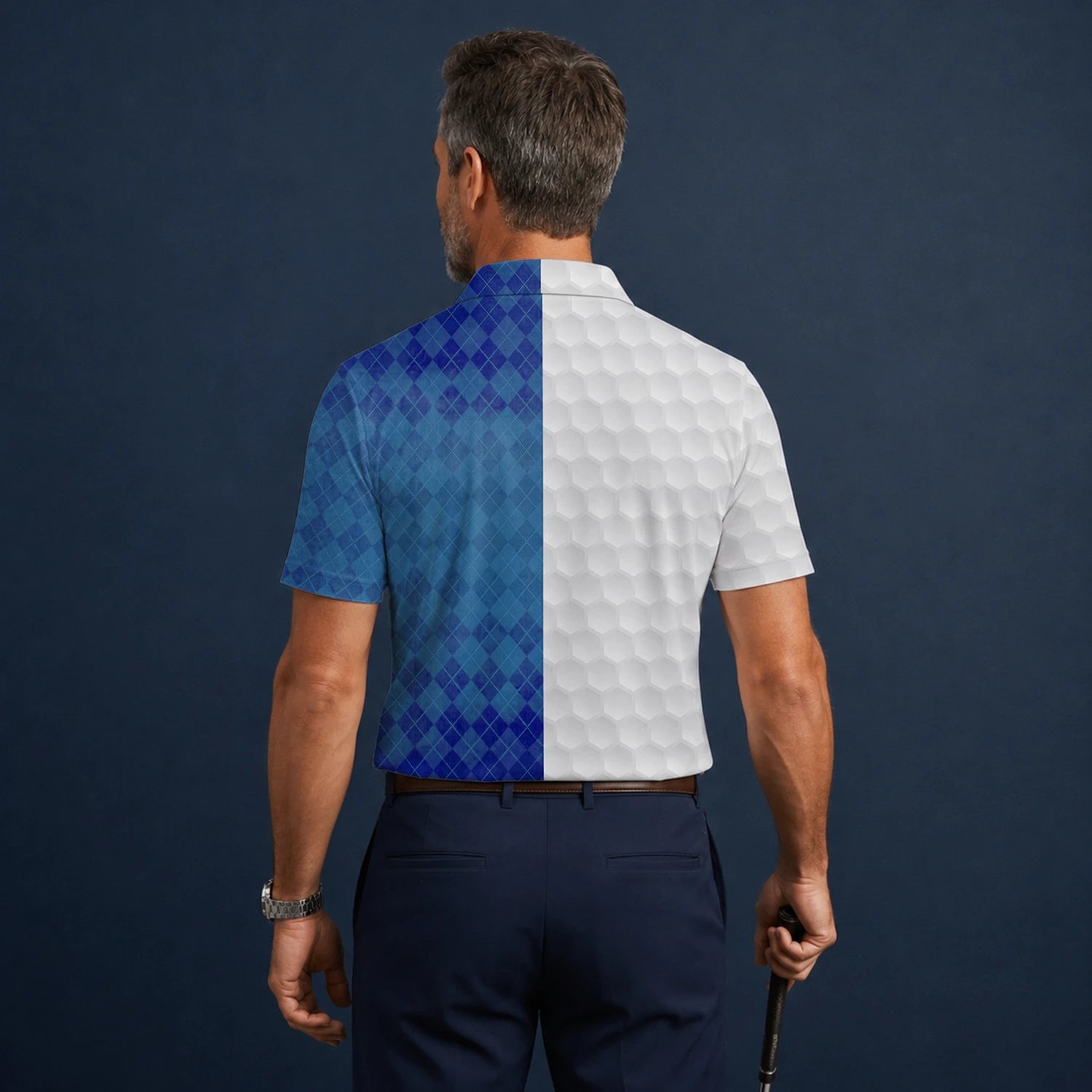Personalisiertes Golf Poloshirt in Weiß-Blau mit Rautenmuster und Golfball-Textur für Herren X5072