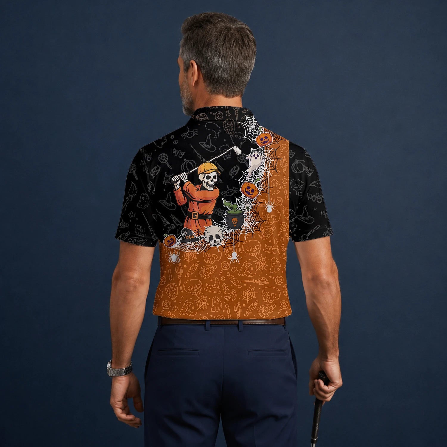 Personalisiertes Golf Poloshirt Schwarz Orange Halloween Skelett Golfer Spinnennetz Design für Herren Y5076