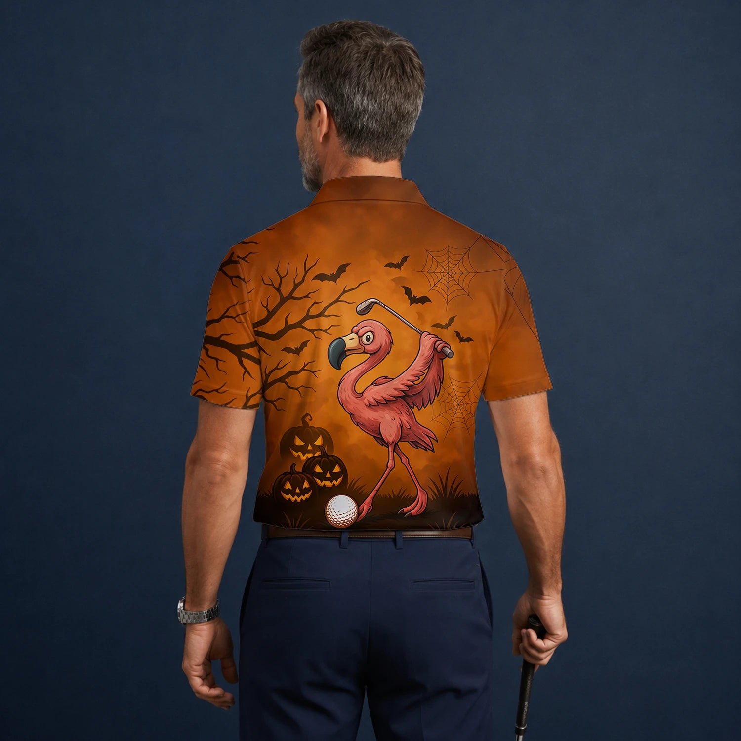 Personalisiertes Golf Poloshirt Orange Halloween Flamingo Golfer Kürbis Design für Herren V7072