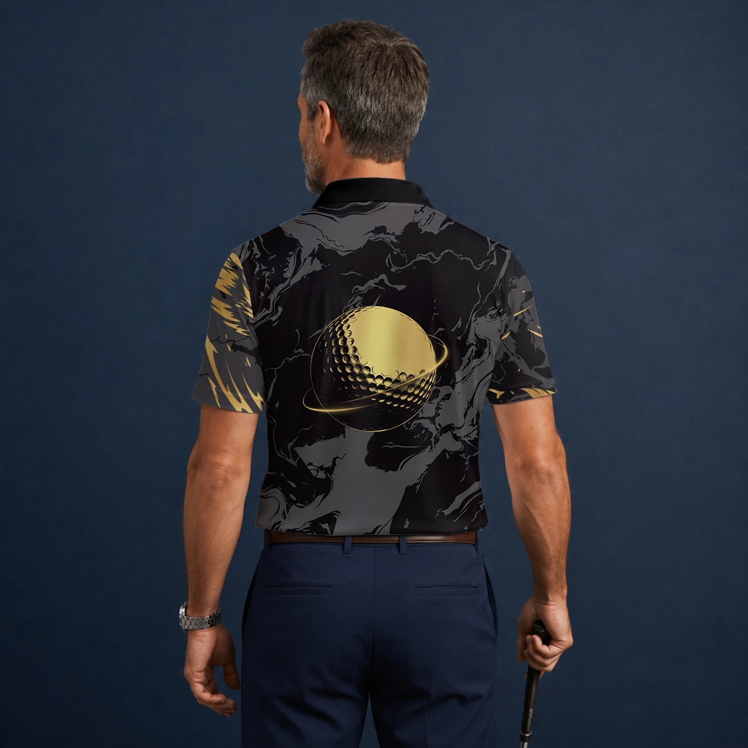 Personalisiertes Golf Poloshirt in Schwarz-Gold mit Adlerfeder-Motiv für Herren F0802