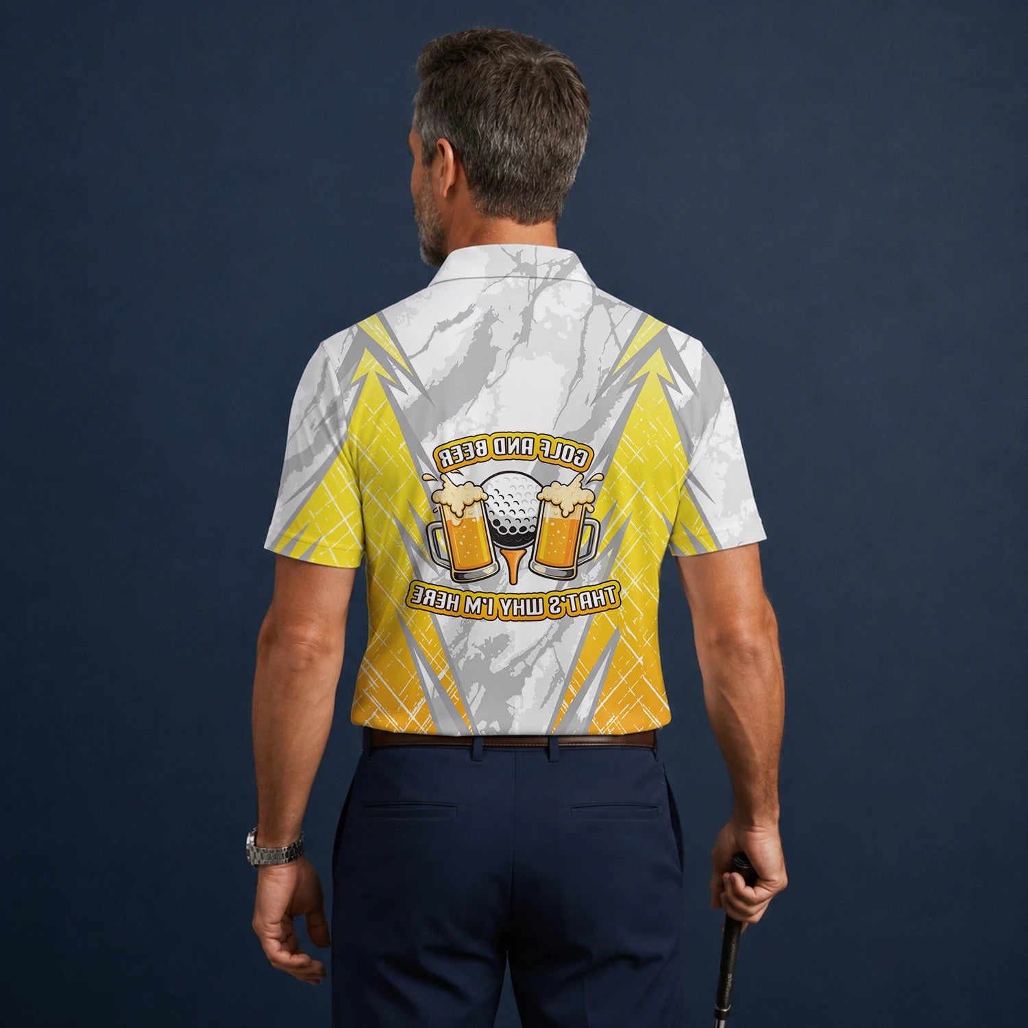 Personalisiertes Golf Poloshirt Grau Gelbes Golf und Bier Spruch Design für Herren P2319