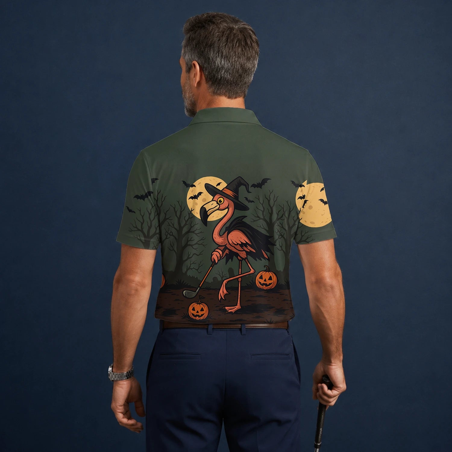 Personalisiertes Golf Poloshirt Olivgrünes Halloween Flamingo Hexe Golfer Kürbis Design für Herren X5811