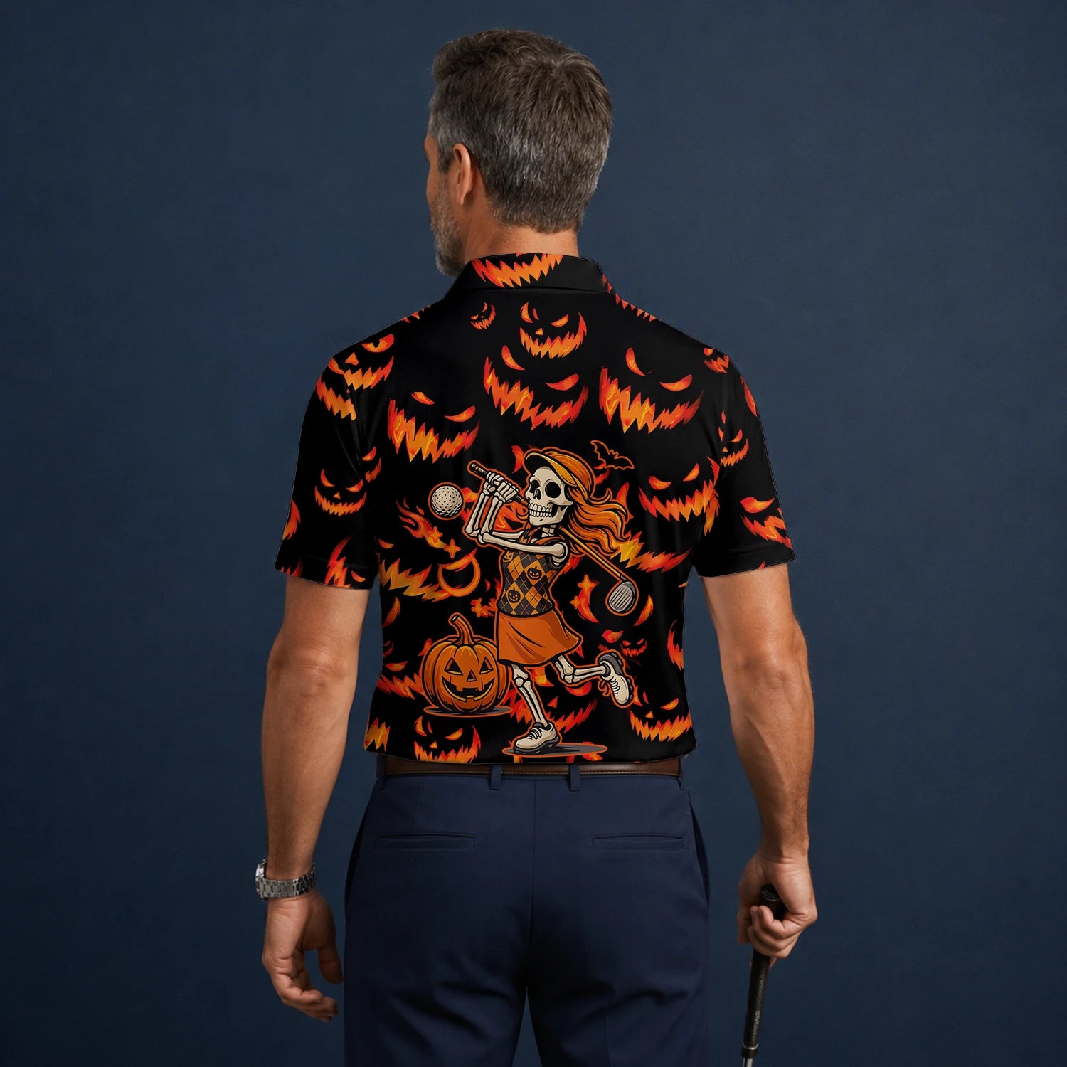 Personalisiertes Golf Poloshirt Schwarz Oranges Halloween Skelett Golfer Kürbis Design für Herren N7108