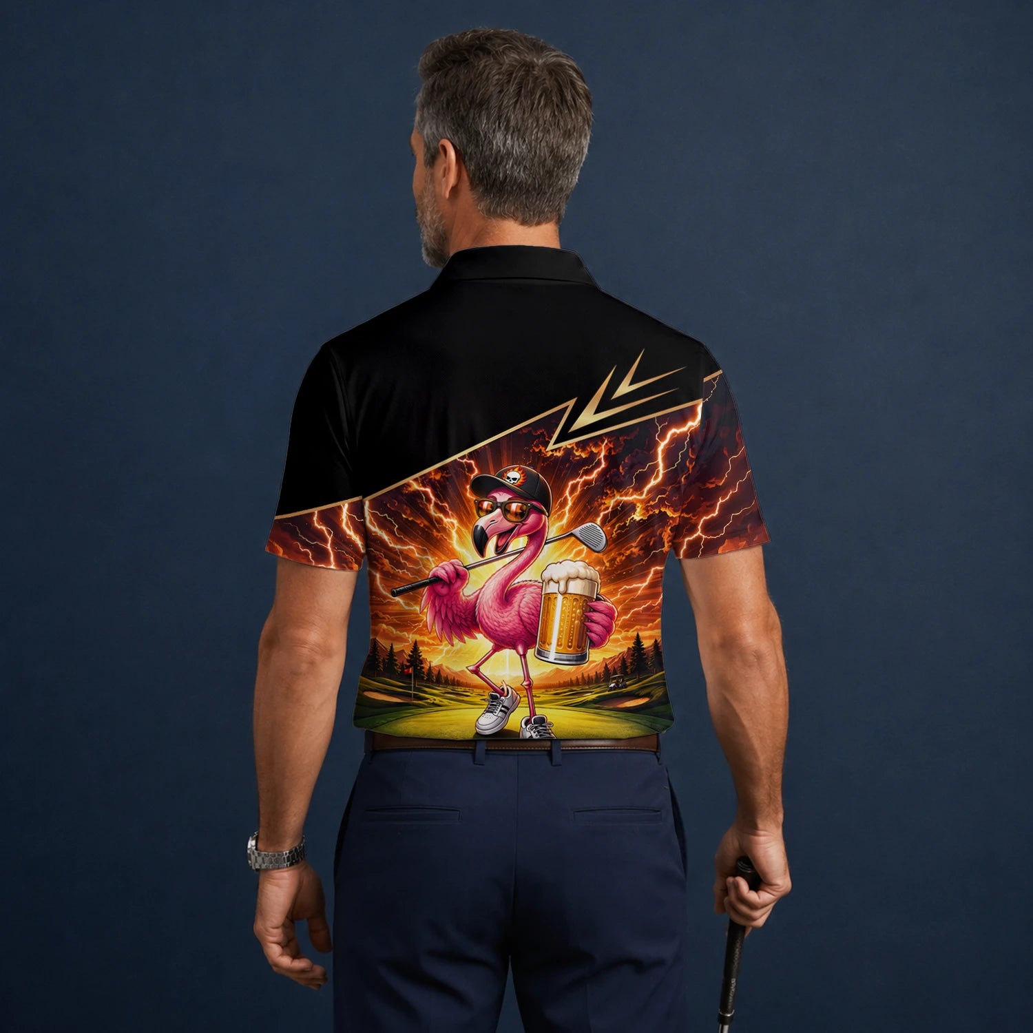 Personalisiertes Golf Poloshirt Schwarz Orange Flamingo Bier Golfer Blitz Design für Herren E3673