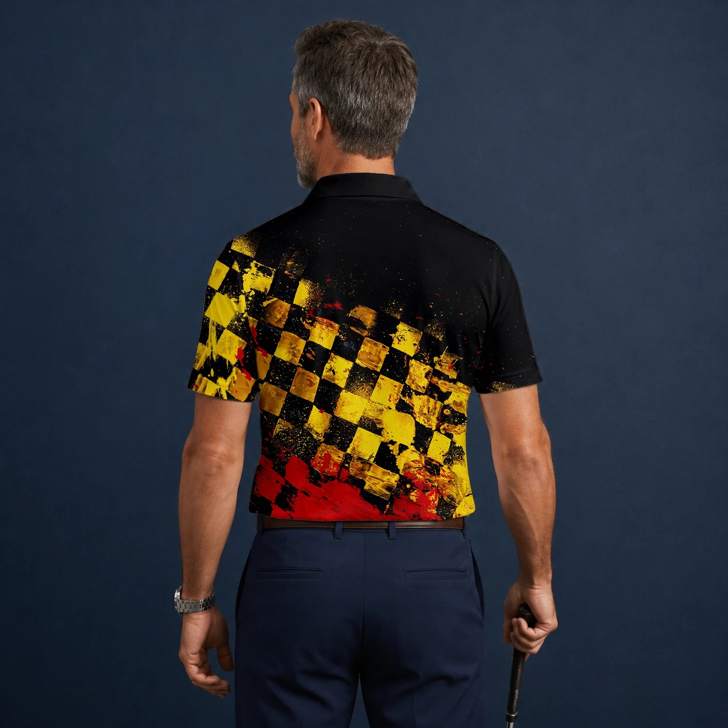 Personalisiertes Golf Poloshirt Schwarz Gelb Rotes Grunge Schachbrett Design für Herren R0396