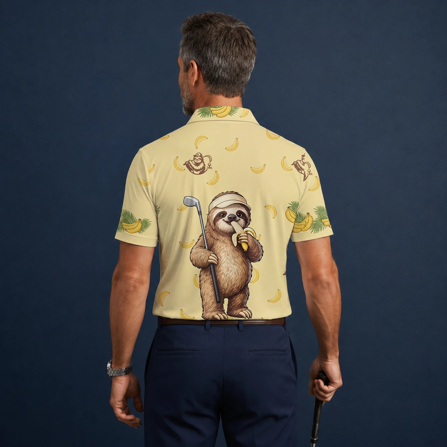 Personalisiertes Golf Poloshirt Hellgelbes Faultier Banane Golfer Cartoon Design für Herren G3327