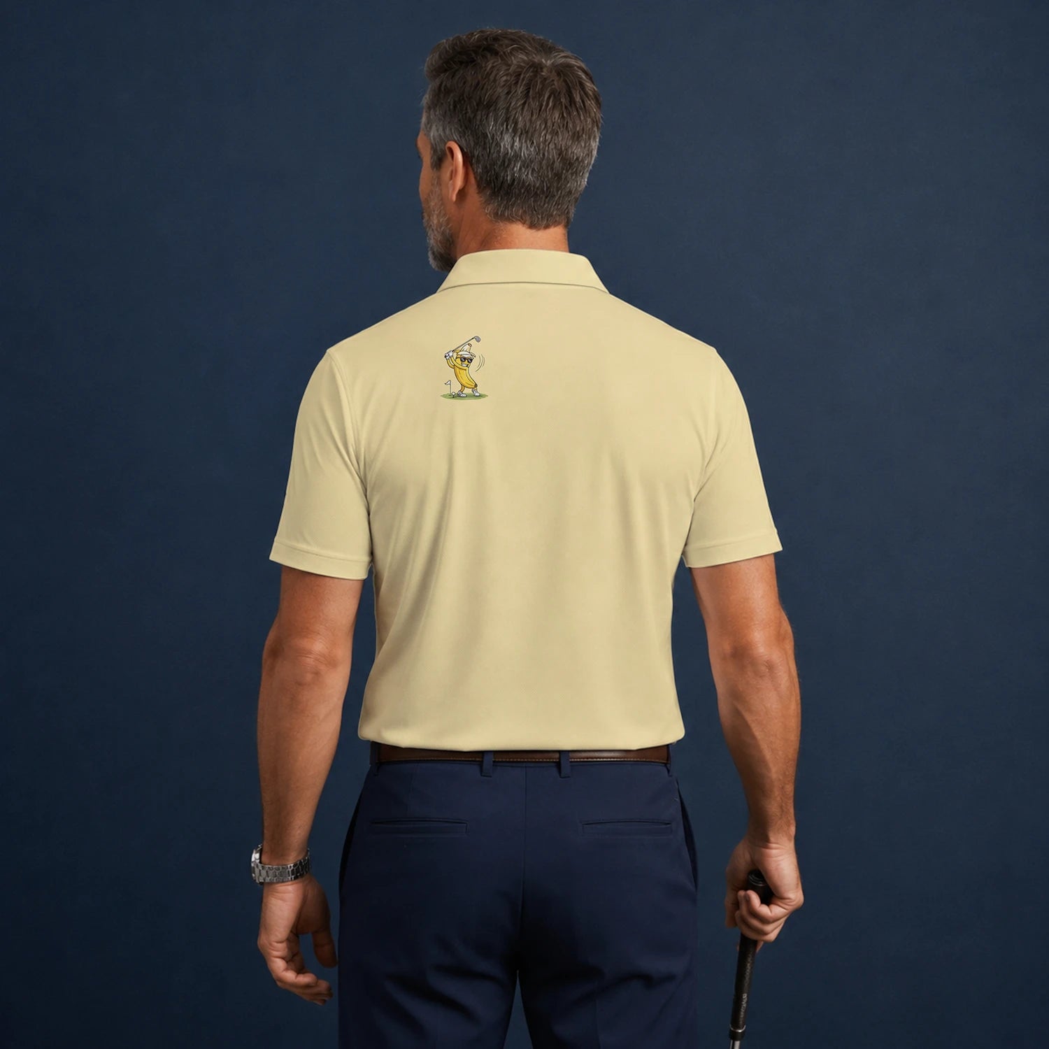 Personalisiertes Golf Poloshirt Hellgelbes Bananen Golfer Cartoon Design für Herren X9847