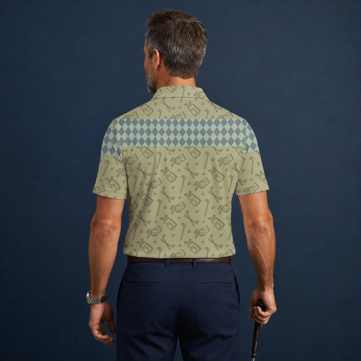 Personalisiertes Golf Poloshirt Khaki Golfschläger Skizzen Rauten Design für Herren K5983
