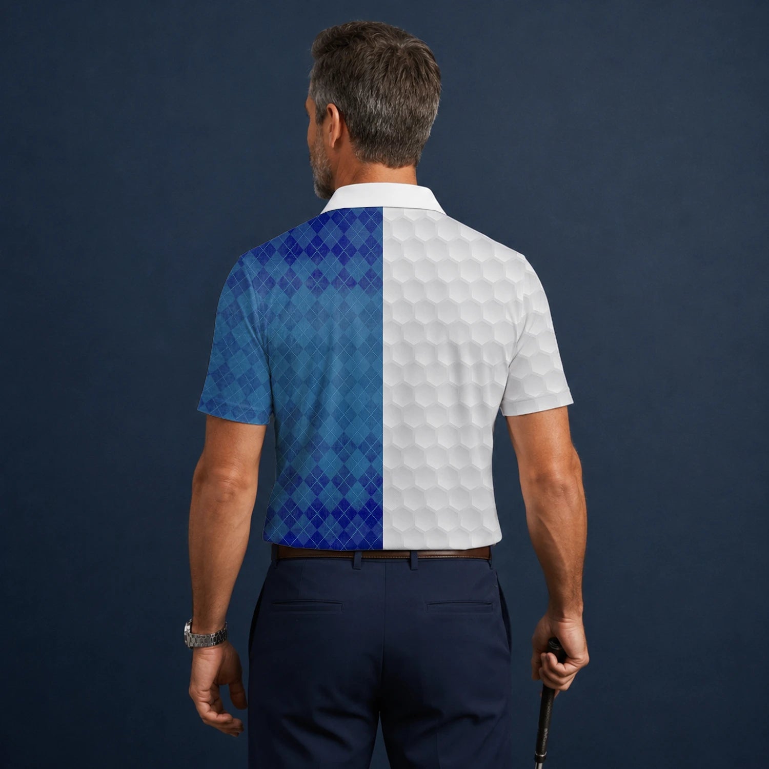 Personalisiertes Golf Poloshirt in Weiß-Blau mit Rautenmuster und Golfball-Textur für Herren M9214
