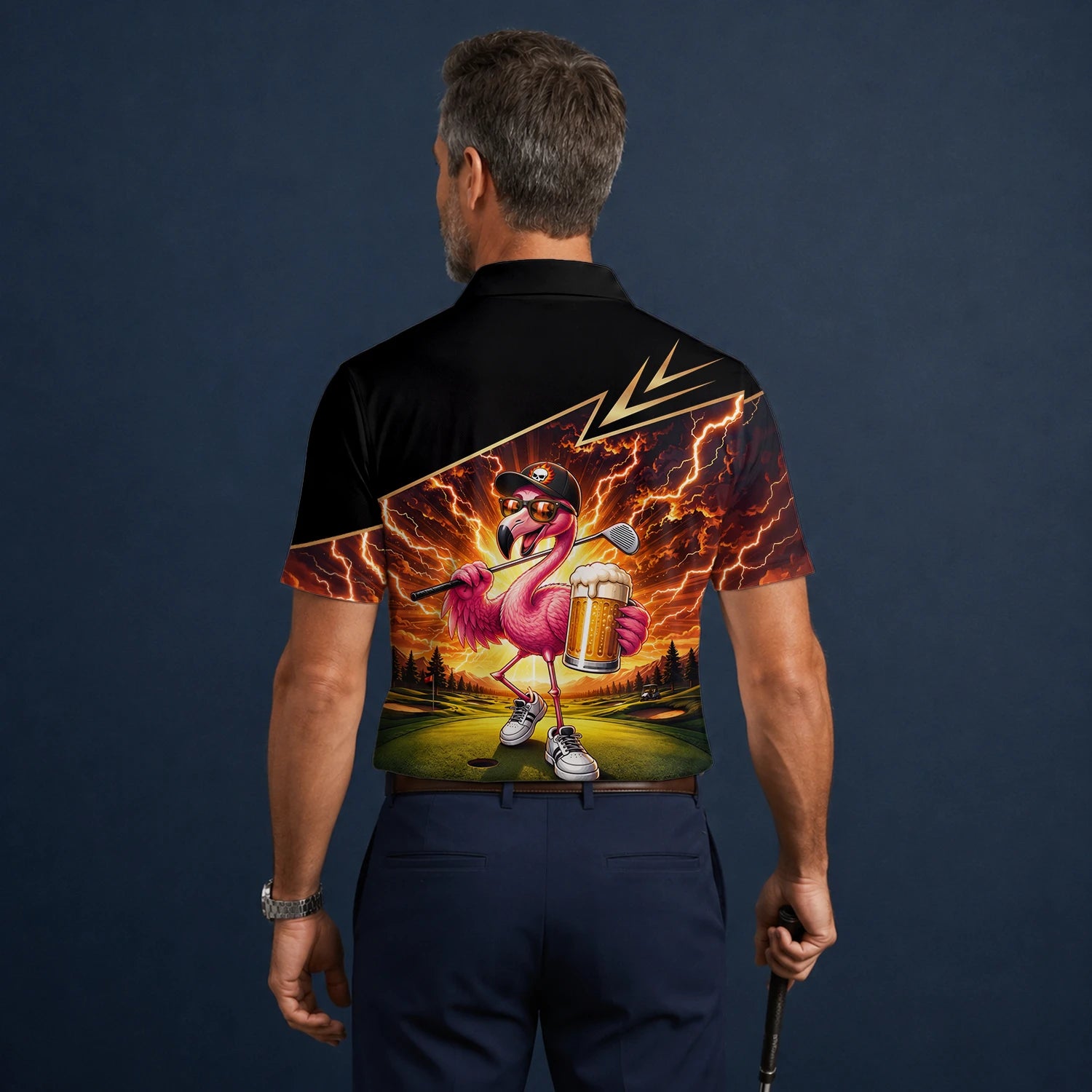 Personalisiertes Golf Poloshirt Schwarz Orange Flamingo Bier Golfer Blitz Design für Herren E3673