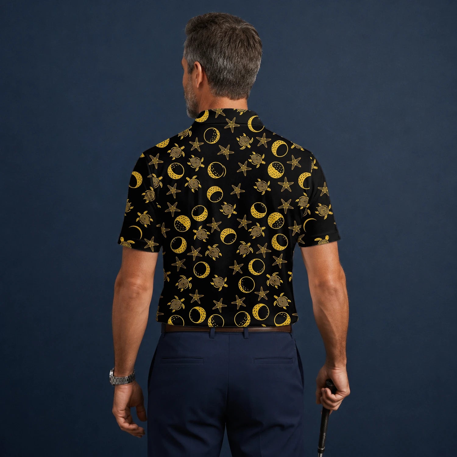 Personalisiertes Golf Poloshirt Schwarz Goldenes Meeresschildkröten Mond Stern Design für Herren V4483