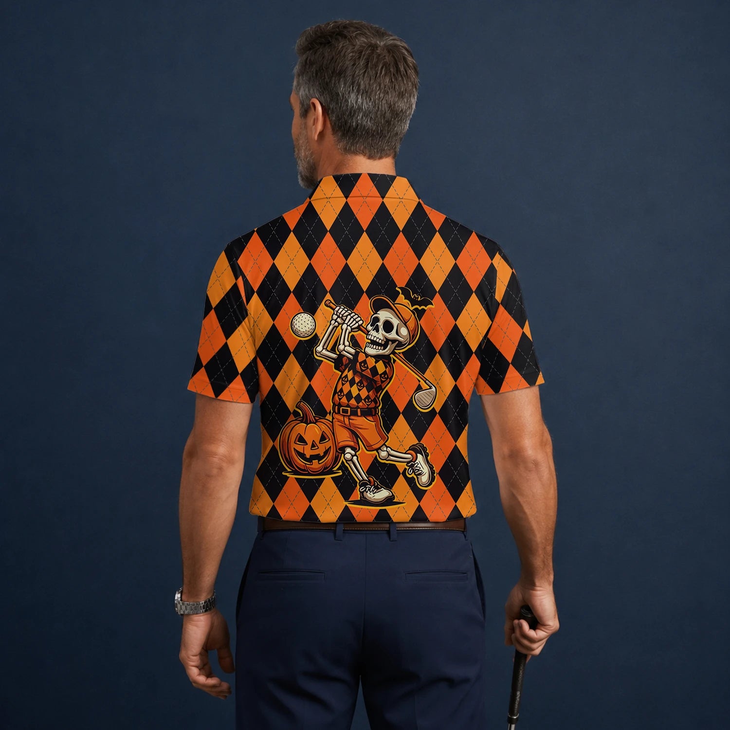 Personalisiertes Golf Poloshirt Orange Schwarzes Halloween Skelett Golfer Rauten Design für Herren I4585