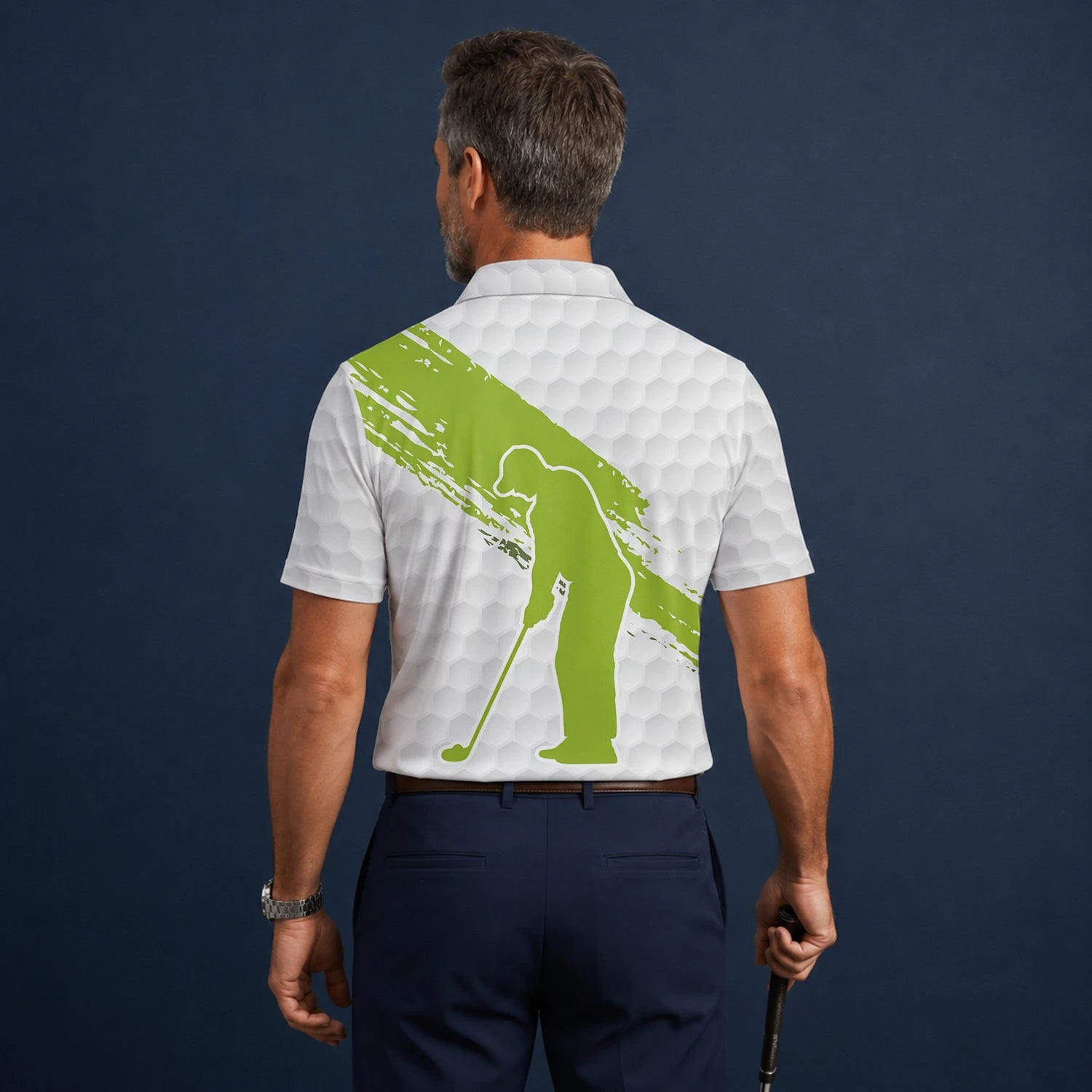 Personalisiertes Golf Poloshirt in Weiß-Limettengrün mit Golfball-Textur und Pinselstrich für Herren M6914