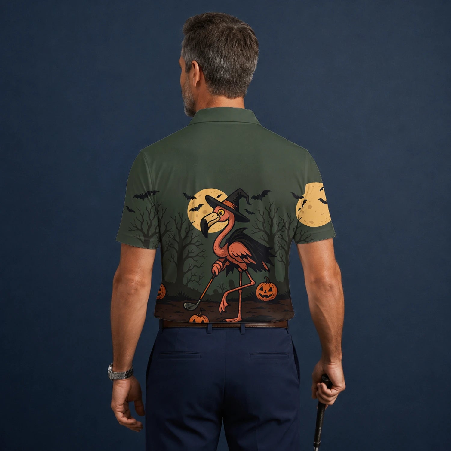 Personalisiertes Golf Poloshirt Olivgrünes Halloween Flamingo Hexe Golfer Kürbis Design für Herren X5811