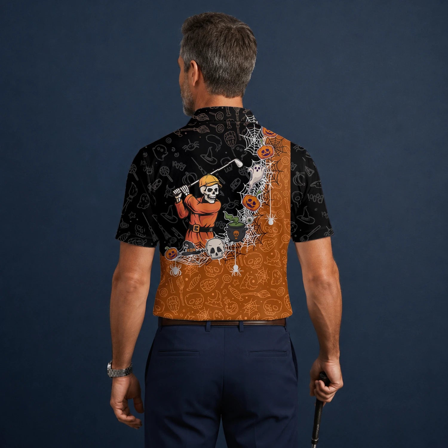Personalisiertes Golf Poloshirt Schwarz Orange Halloween Skelett Golfer Spinnennetz Design für Herren Y5076