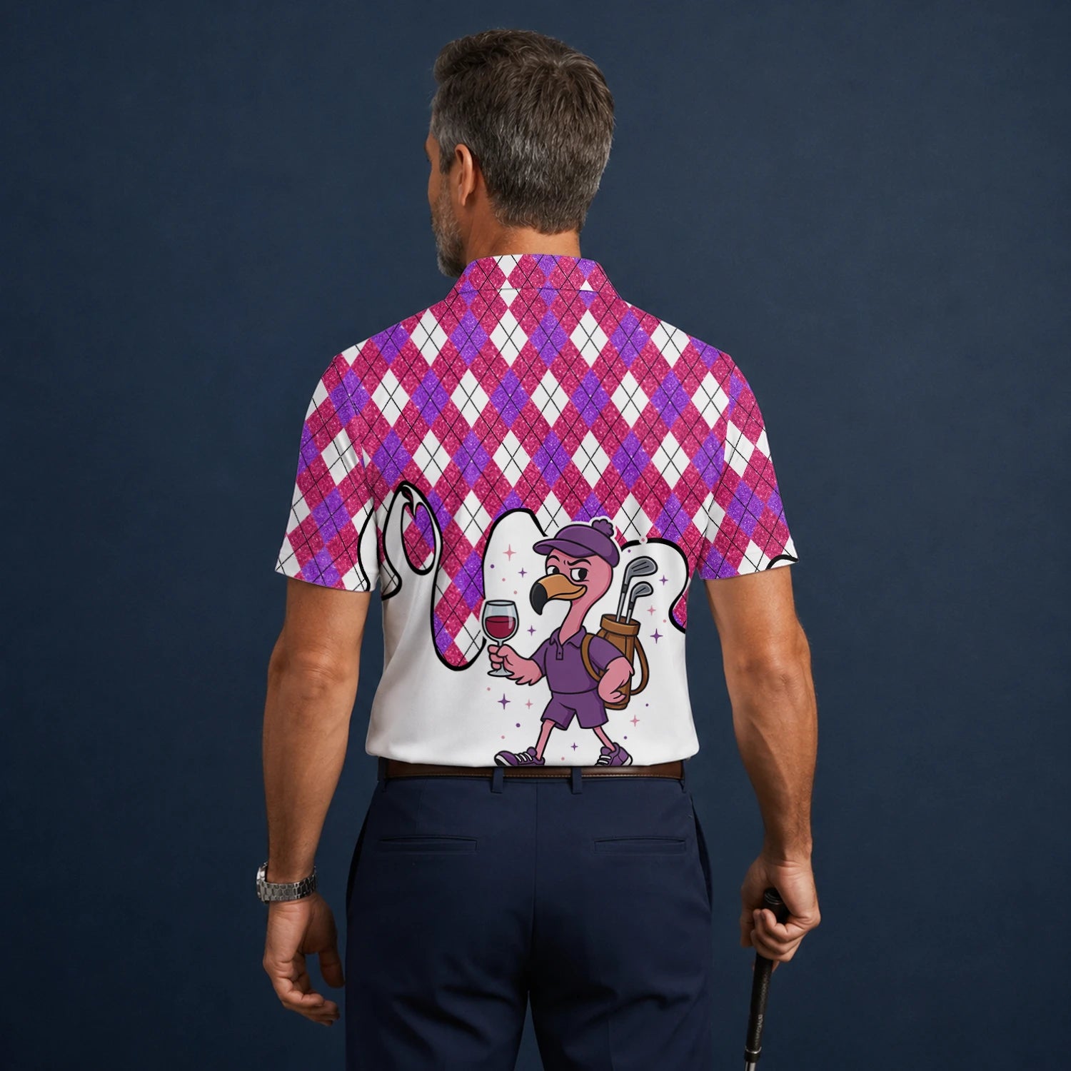 Personalisiertes Golf Poloshirt Pink Lila Rauten Strauß Golfer Cartoon Design für Herren D7000