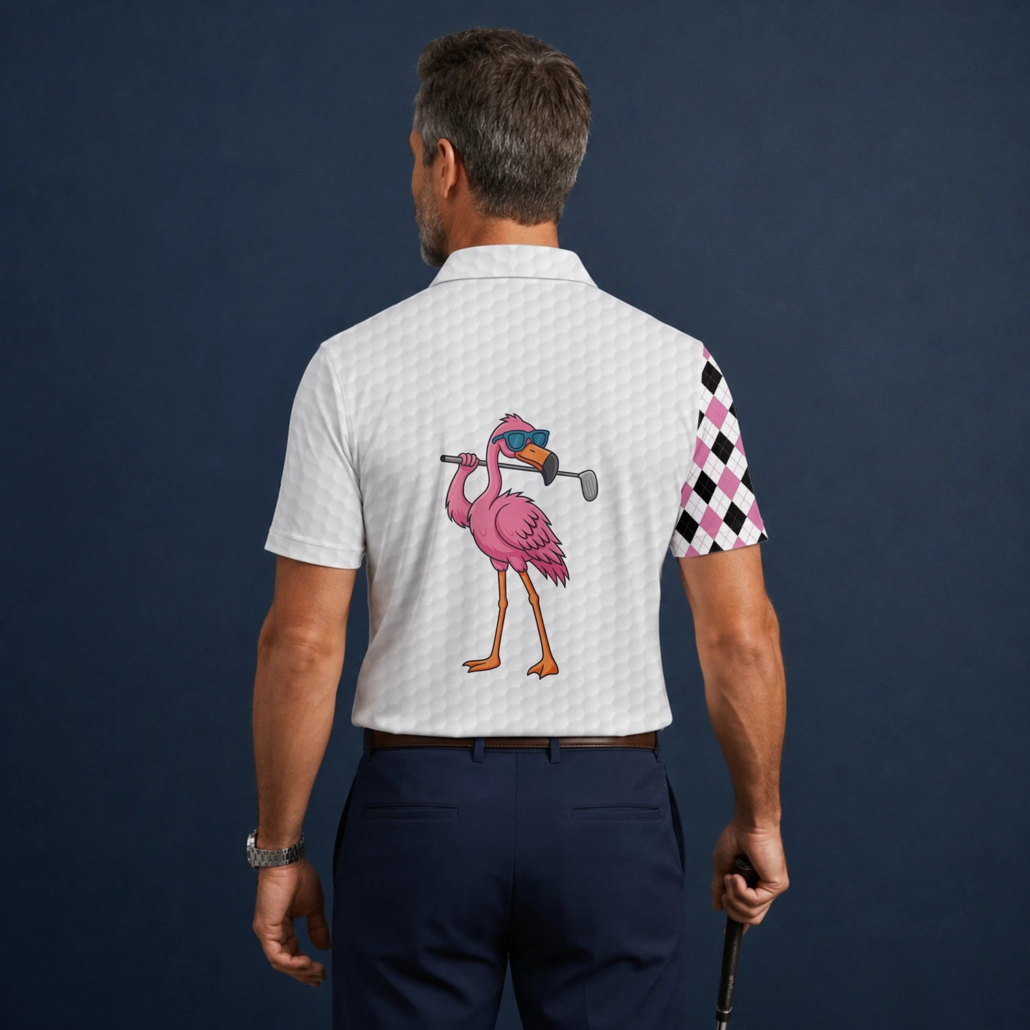 Personalisiertes Golf Poloshirt in Weiß-Rosa mit Flamingo-Golfer und Rautenmuster für Herren G3697