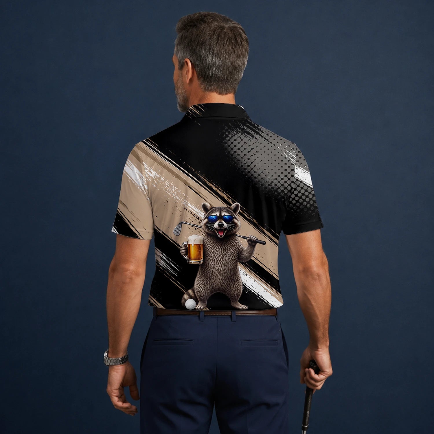 Personalisiertes Golf Poloshirt Schwarz Beiges Waschbär Bier Golfer Cartoon Design für Herren K7921