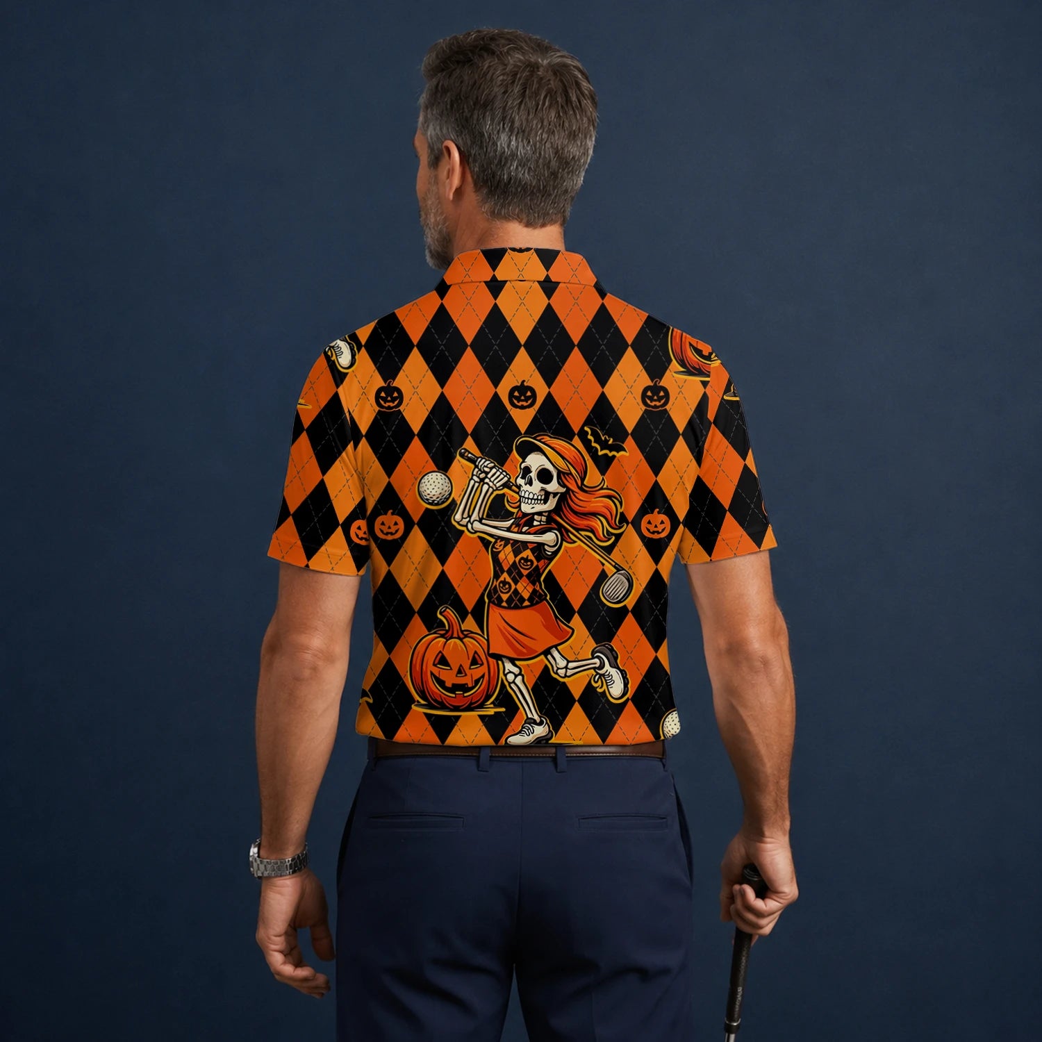 Personalisiertes Golf Poloshirt Orange Schwarzes Halloween Skelett Golfer Kürbis Rauten Design für Herren Z9562