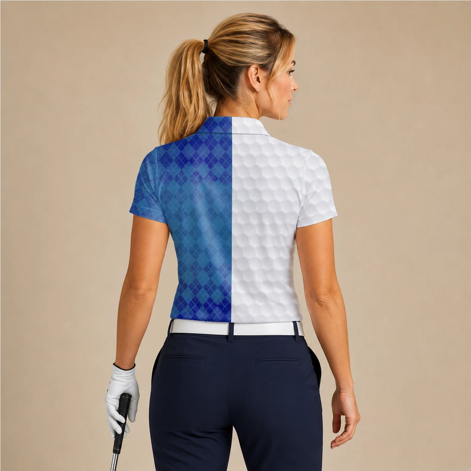 Personalisiertes Golf Poloshirt in Weiß-Blau mit Rautenmuster und Golfball-Textur für Damen X5072