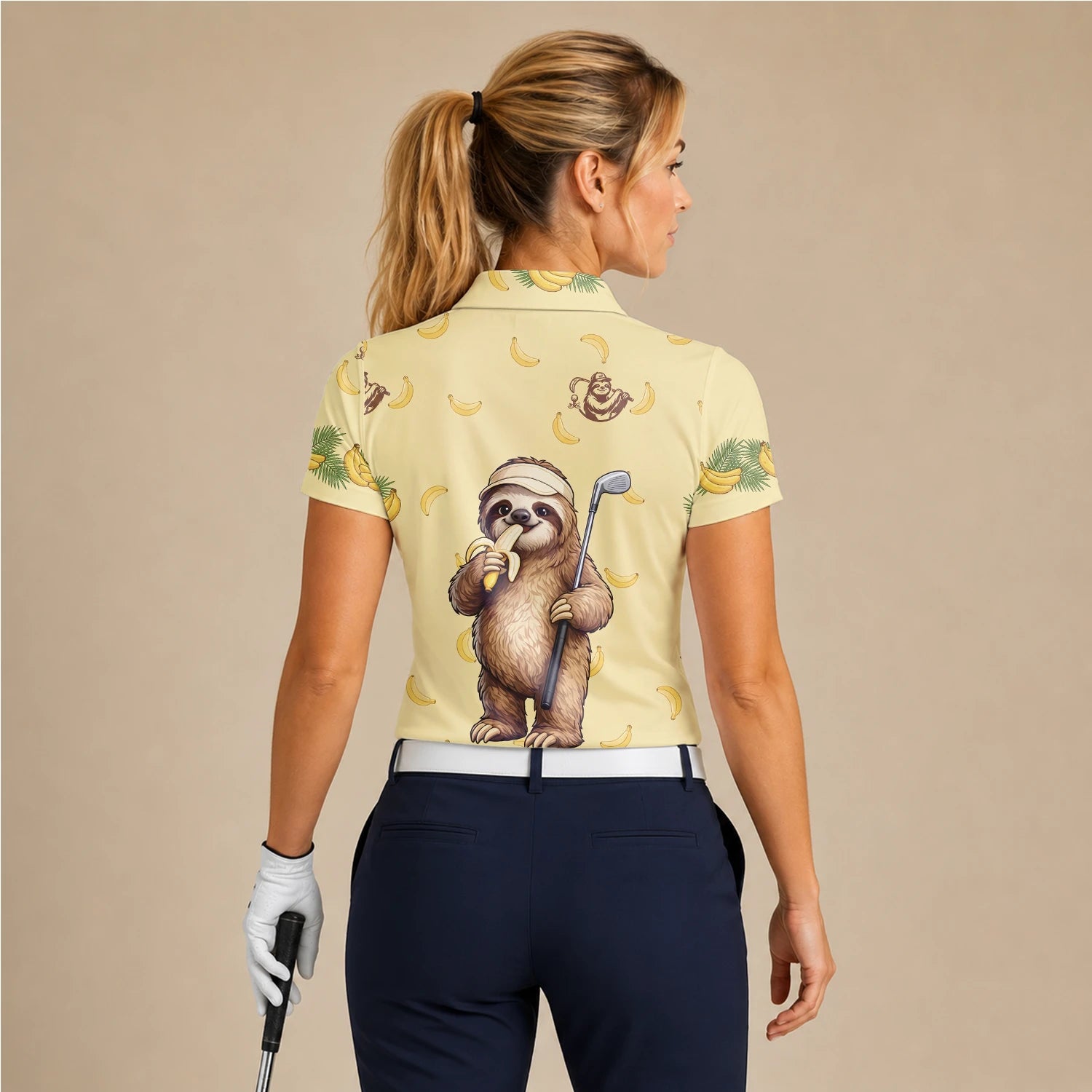 Personalisiertes Golf Poloshirt Hellgelbes Faultier Banane Golfer Cartoon Design für Damen G3327