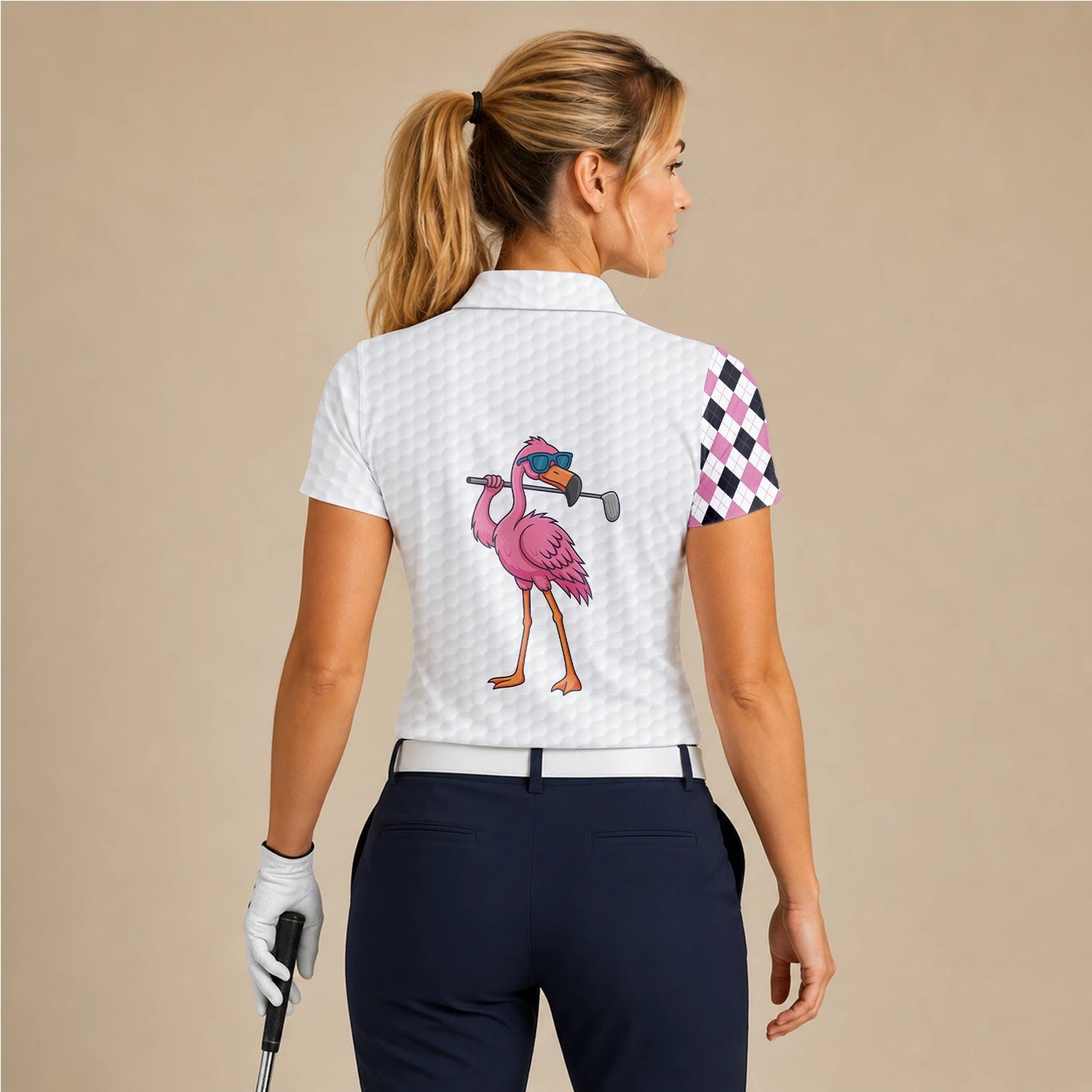 Personalisiertes Golf Poloshirt in Weiß-Rosa mit Flamingo-Golfer und Rautenmuster für Damen G3697