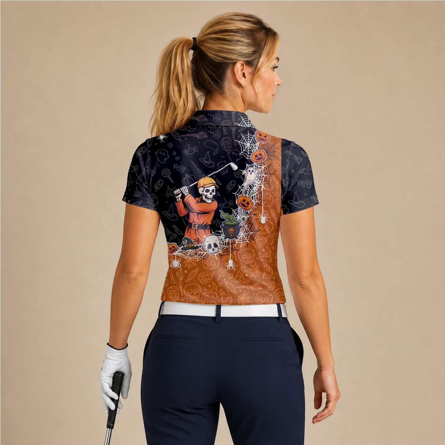 Personalisiertes Golf Poloshirt Schwarz Orange Halloween Skelett Golfer Spinnennetz Design für Damen Y5076