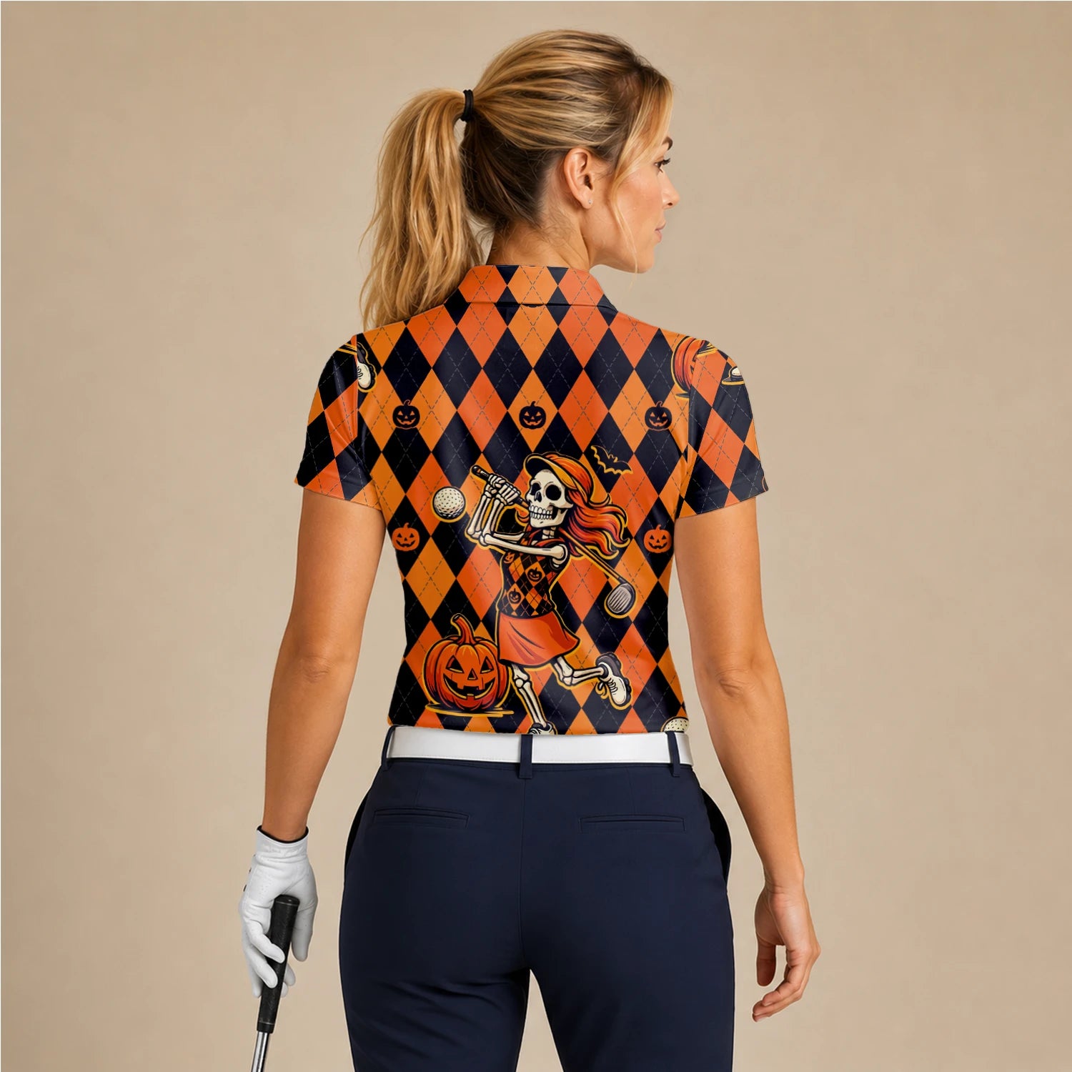 Personalisiertes Golf Poloshirt Orange Schwarzes Halloween Skelett Golfer Kürbis Rauten Design für Damen Z9562