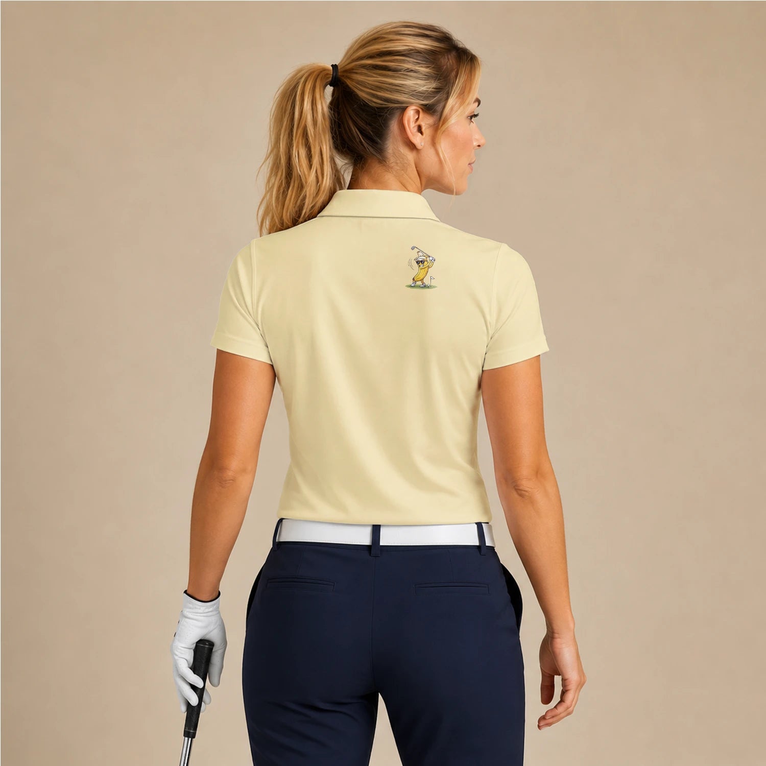 Personalisiertes Golf Poloshirt Hellgelbes Bananen Golfer Cartoon Design für Damen X9847