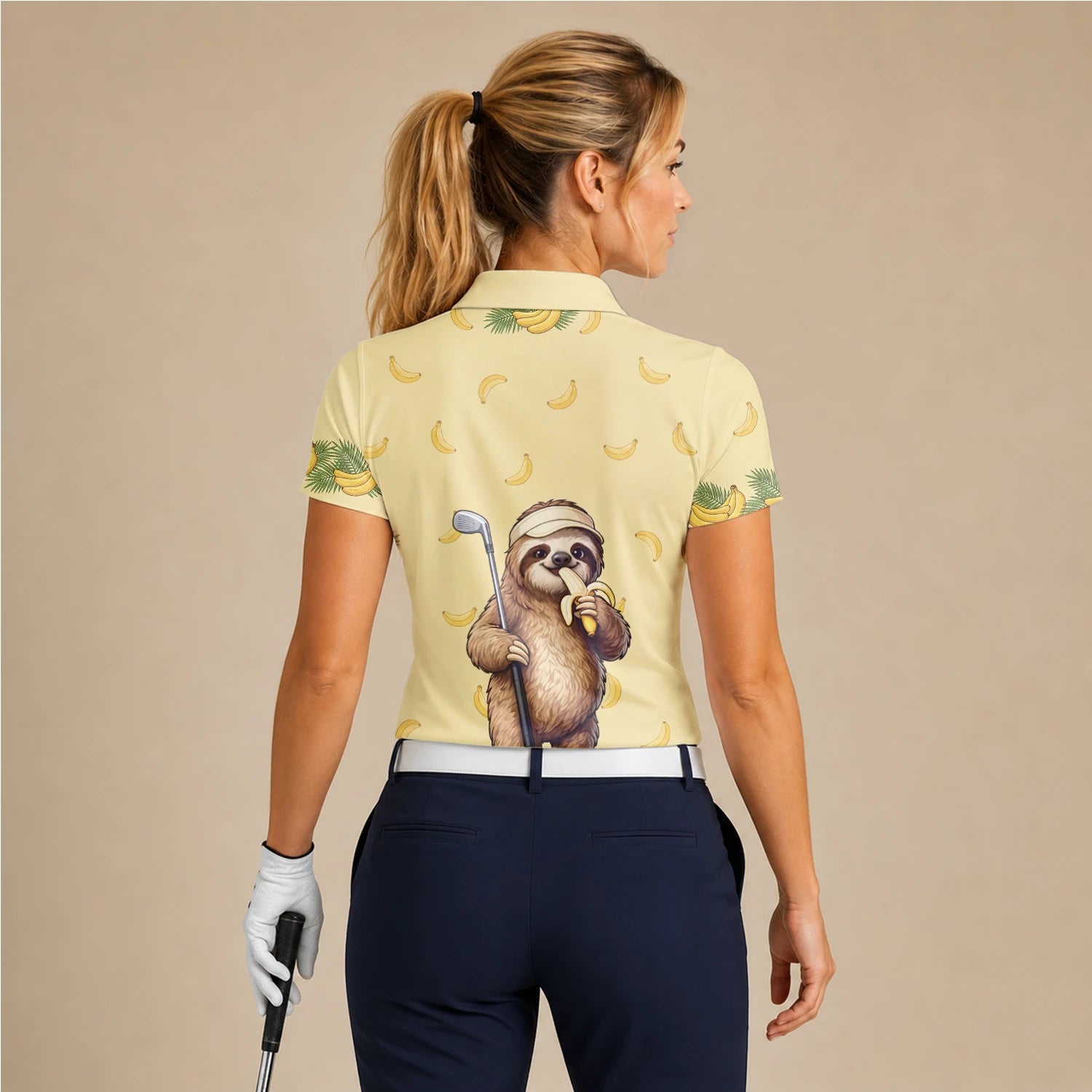 Personalisiertes Golf Poloshirt Hellgelbes Faultier Banane Golfer Cartoon Design für Damen G3327
