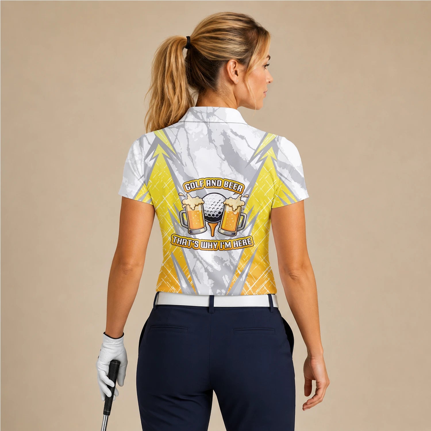 Personalisiertes Golf Poloshirt Grau Gelbes Golf und Bier Spruch Design für Damen P2319