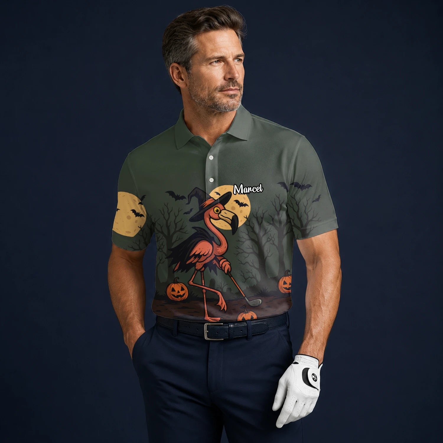 Personalisiertes Golf Poloshirt Olivgrünes Halloween Flamingo Hexe Golfer Kürbis Design für Herren X5811