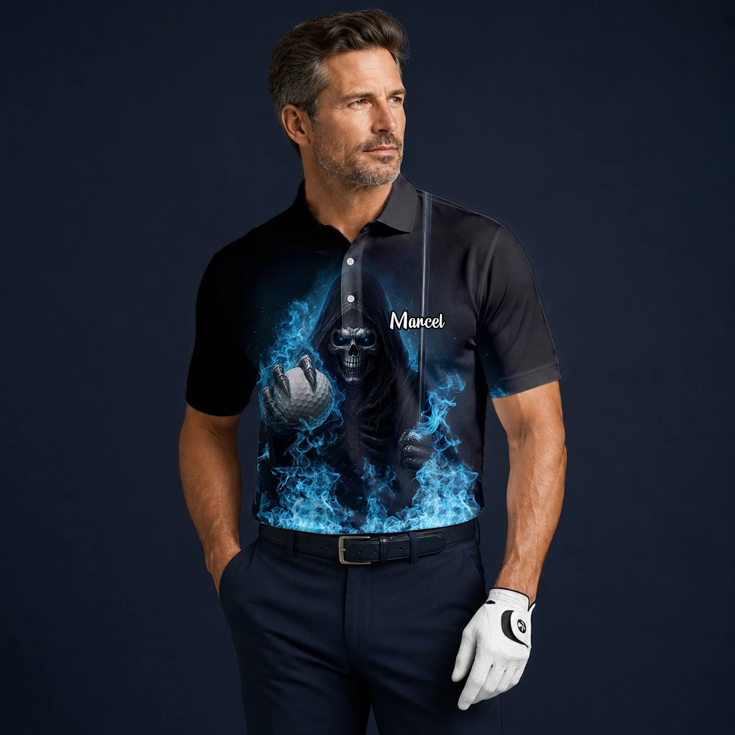 Personalisiertes Golf Poloshirt Schwarz Blaues Totenkopf Golfball Blitz Design für Herren N0793