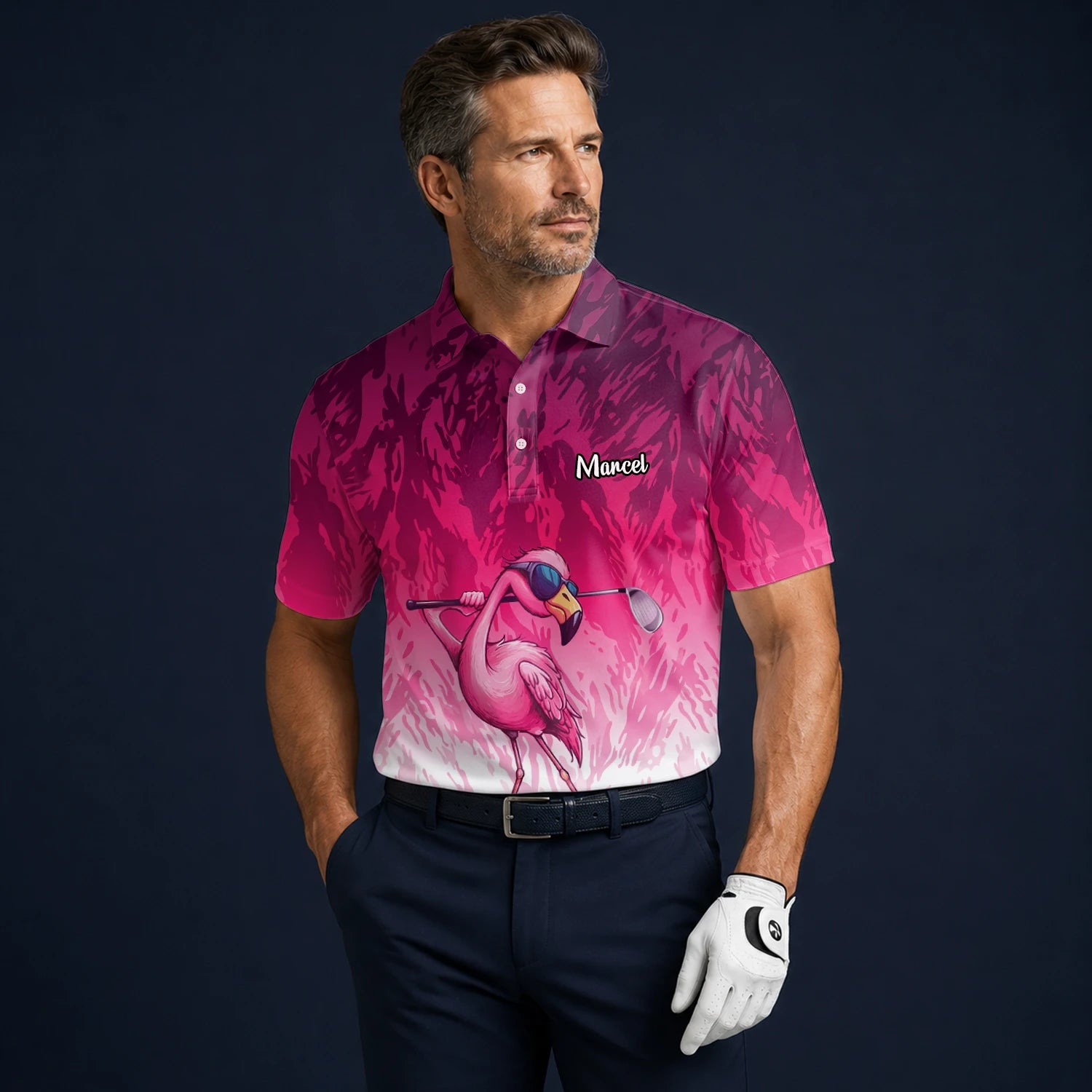Personalisiertes Golf Poloshirt in Rosa mit Flamingo-Golfer und Farbklecks für Herren R4990
