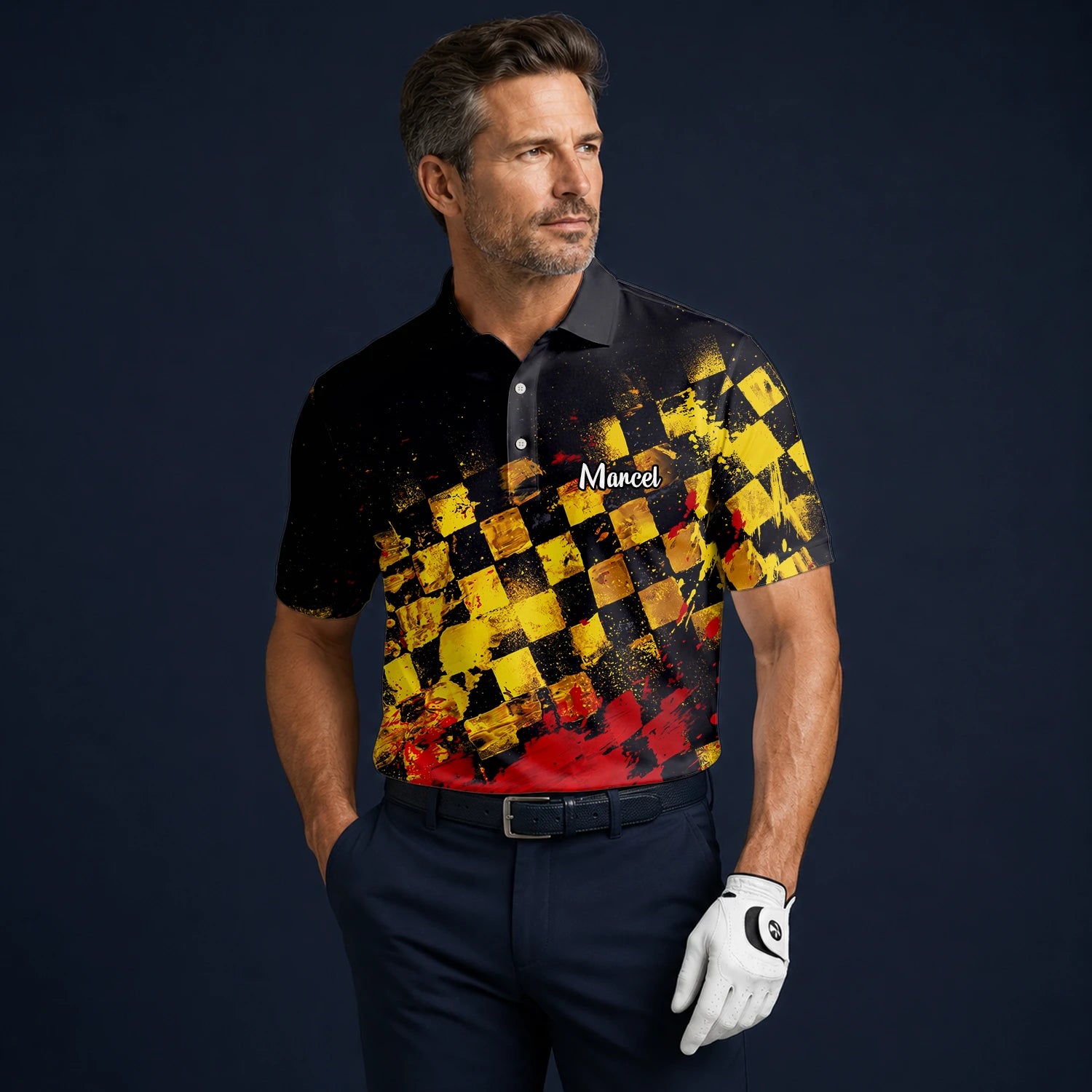 Personalisiertes Golf Poloshirt Schwarz Gelb Rotes Grunge Schachbrett Design für Herren R0396