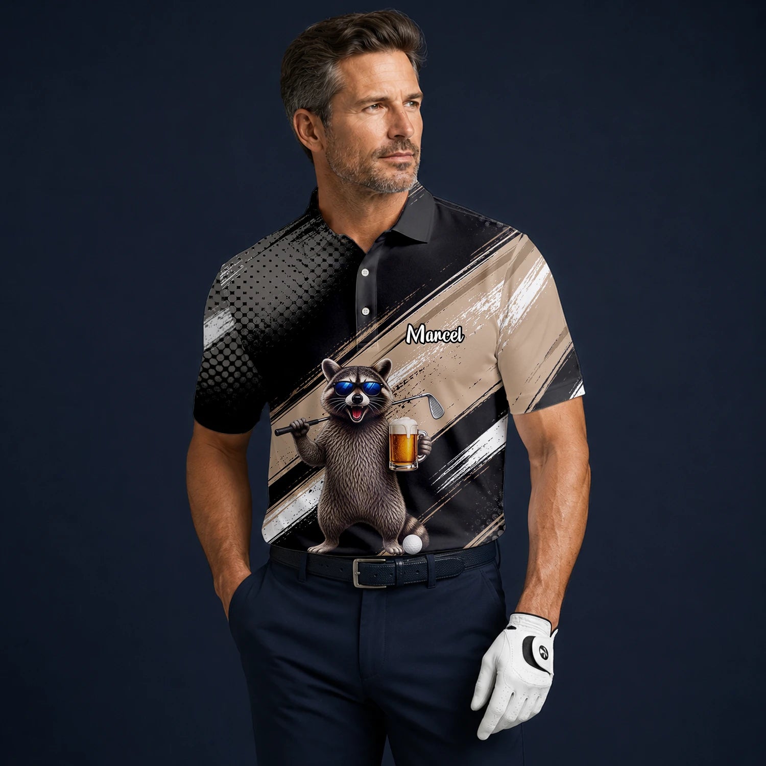 Personalisiertes Golf Poloshirt Schwarz Beiges Waschbär Bier Golfer Cartoon Design für Herren K7921