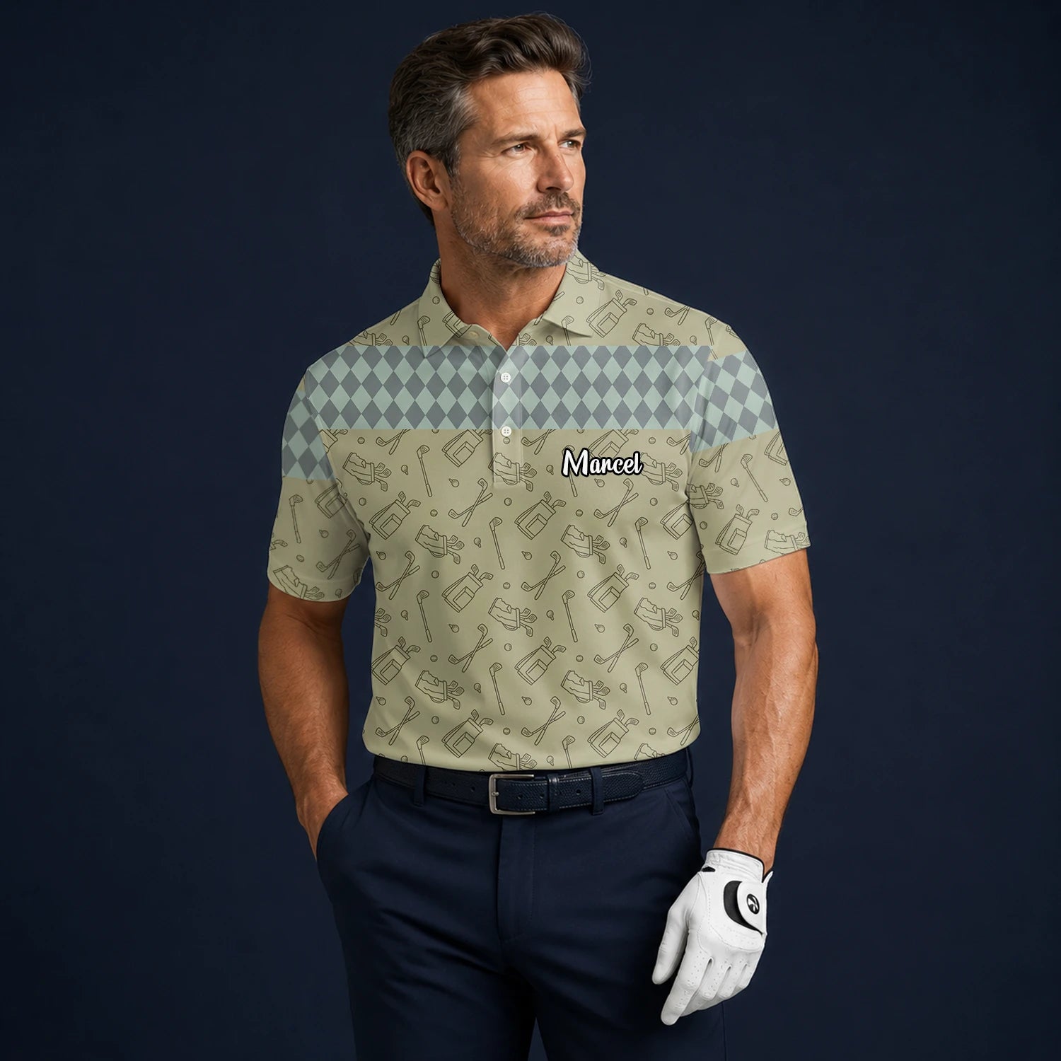 Personalisiertes Golf Poloshirt Khaki Golfschläger Skizzen Rauten Design für Herren K5983