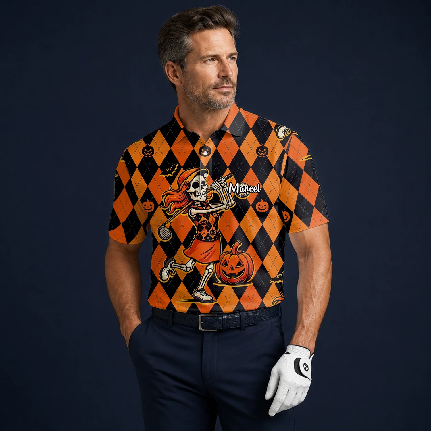 Personalisiertes Golf Poloshirt Orange Schwarzes Halloween Skelett Golfer Kürbis Rauten Design für Herren Z9562