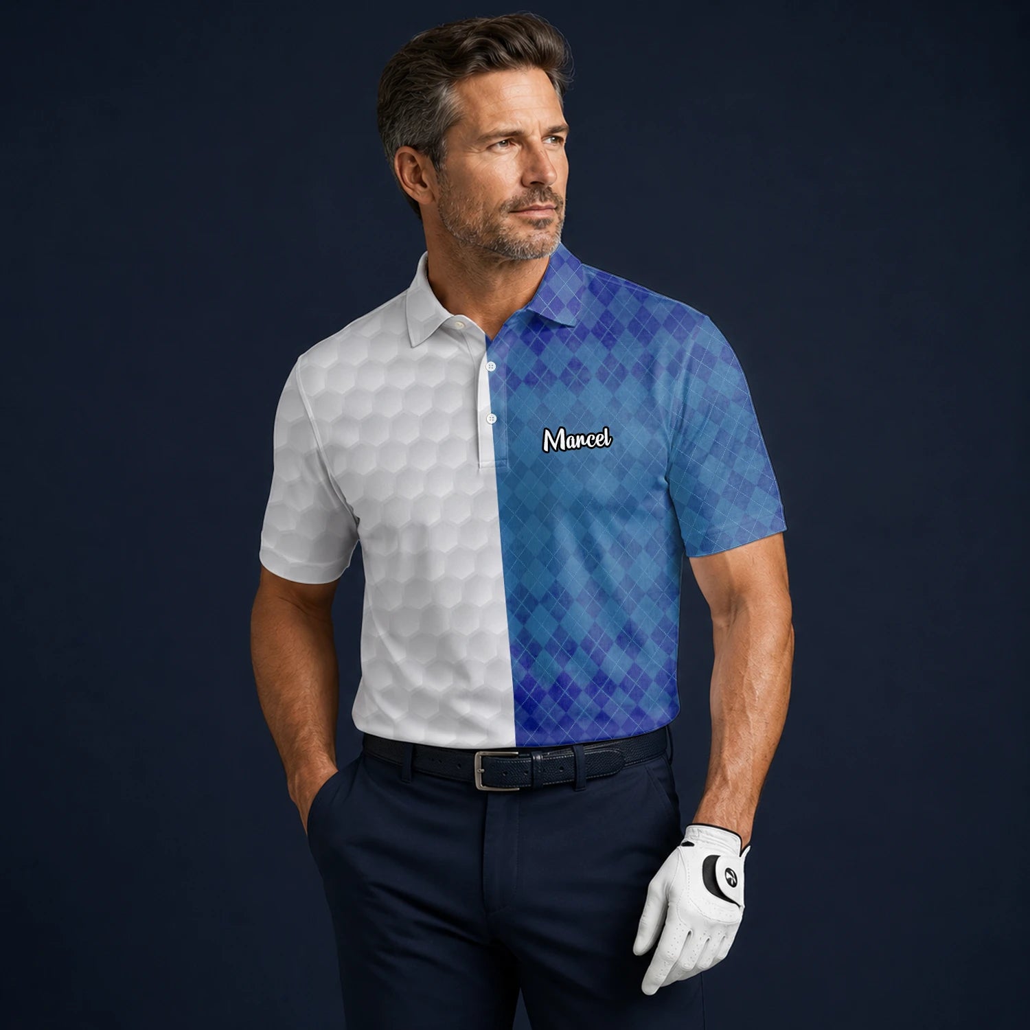 Personalisiertes Golf Poloshirt in Weiß-Blau mit Rautenmuster und Golfball-Textur für Herren X5072