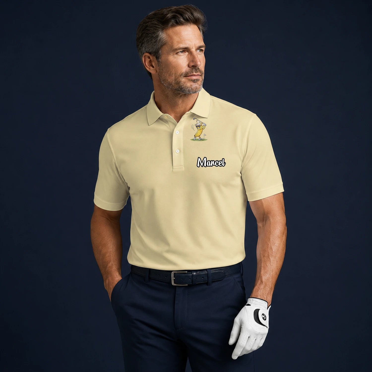 Personalisiertes Golf Poloshirt Hellgelbes Bananen Golfer Cartoon Design für Herren X9847