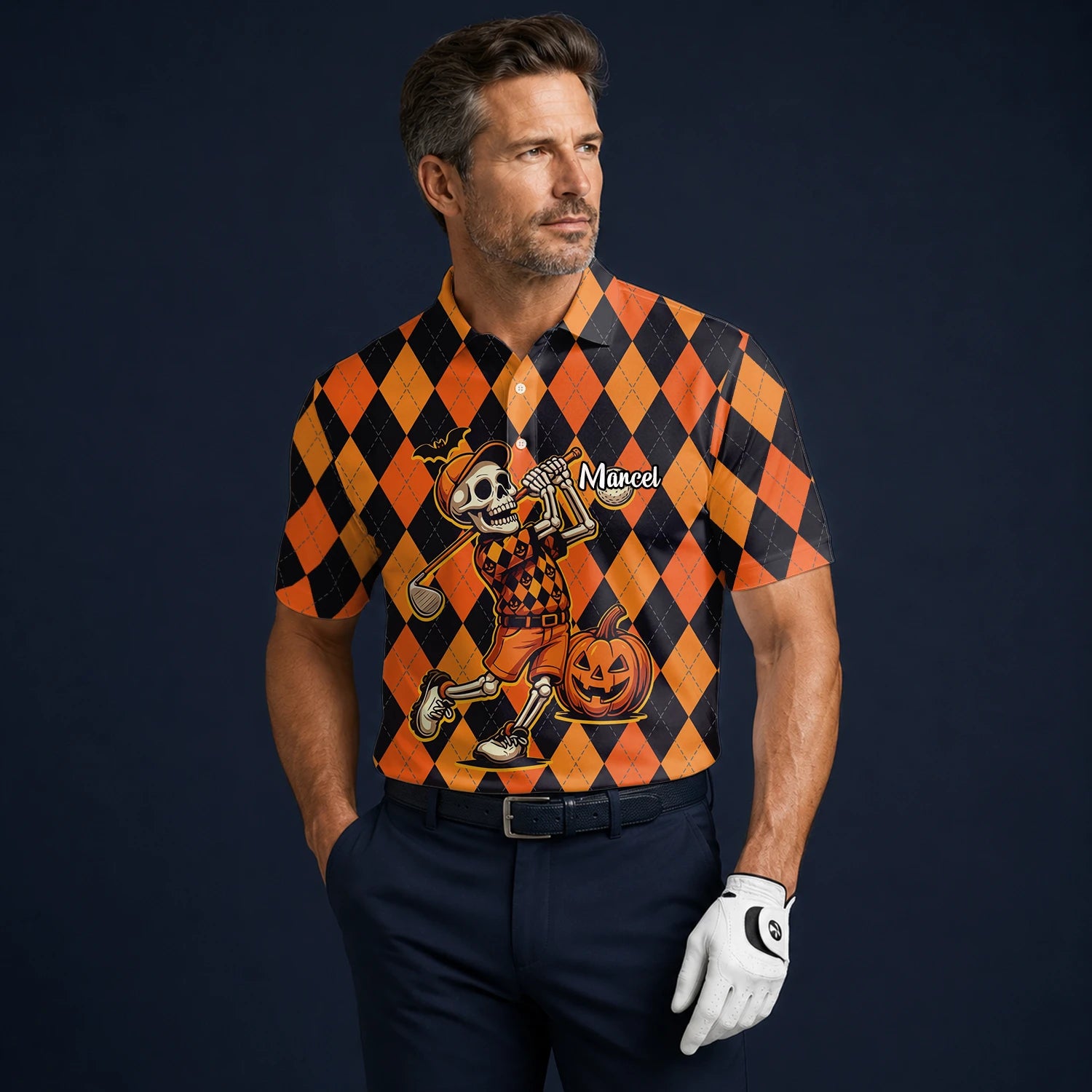 Personalisiertes Golf Poloshirt Orange Schwarzes Halloween Skelett Golfer Rauten Design für Herren I4585