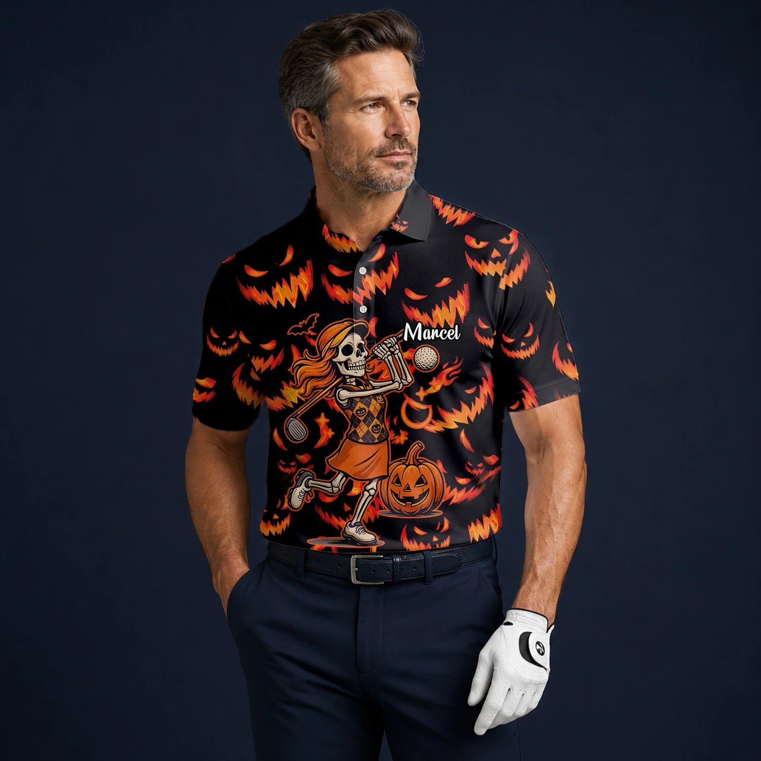 Personalisiertes Golf Poloshirt Schwarz Oranges Halloween Skelett Golfer Kürbis Design für Herren N7108