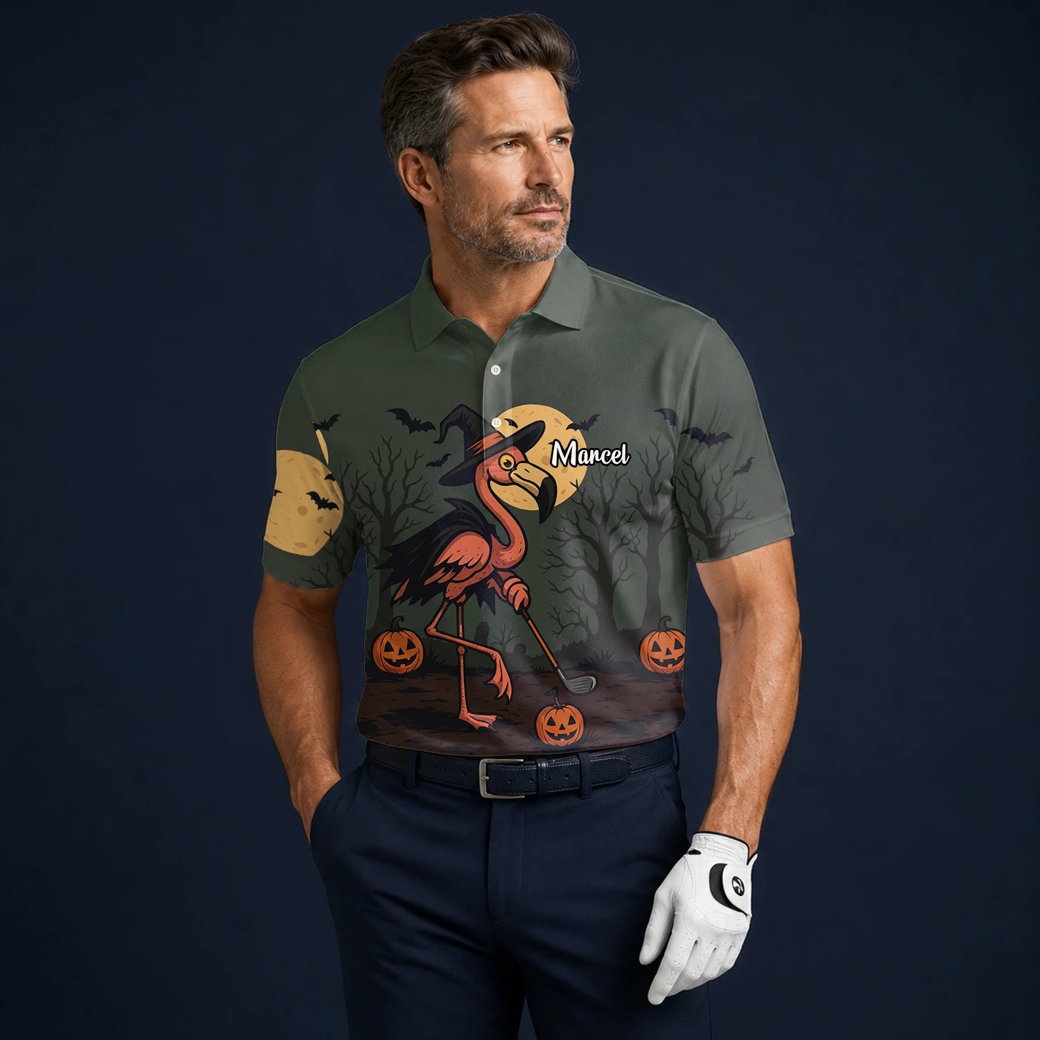 Personalisiertes Golf Poloshirt Olivgrünes Halloween Flamingo Hexe Golfer Kürbis Design für Herren X5811