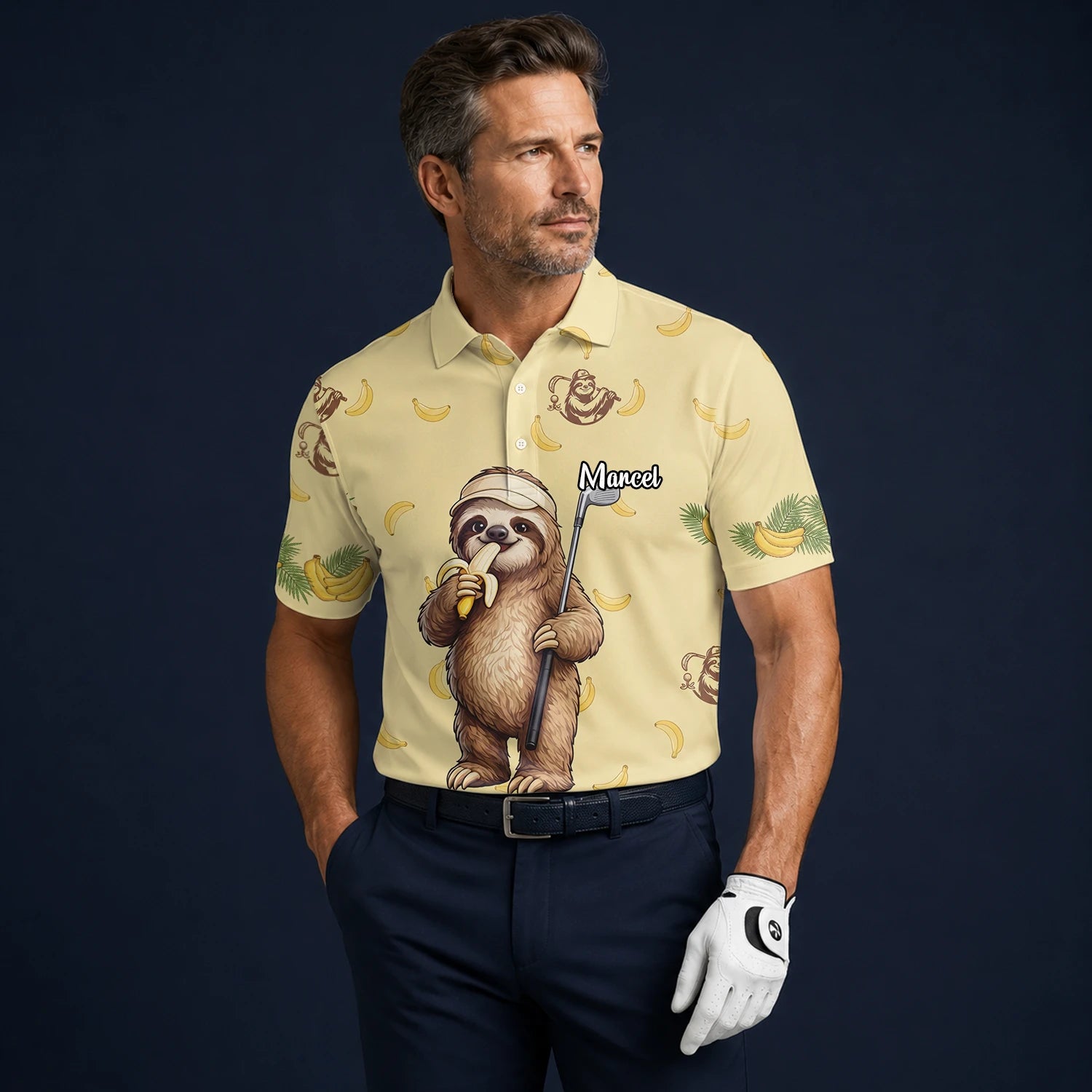 Personalisiertes Golf Poloshirt Hellgelbes Faultier Banane Golfer Cartoon Design für Herren G3327